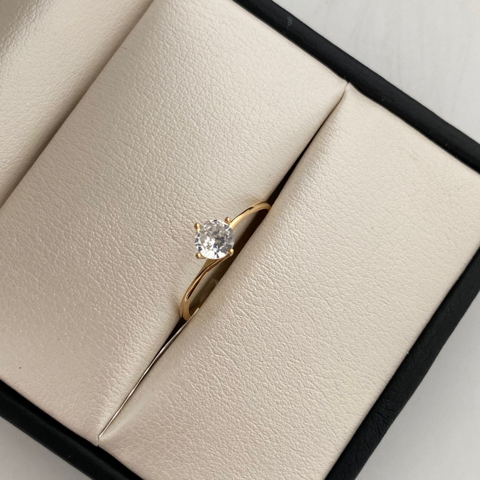 Anillo Solitario Oro amarillo 18k / Talla 8 1/2 / 1,4 Gr / 1,5 mm