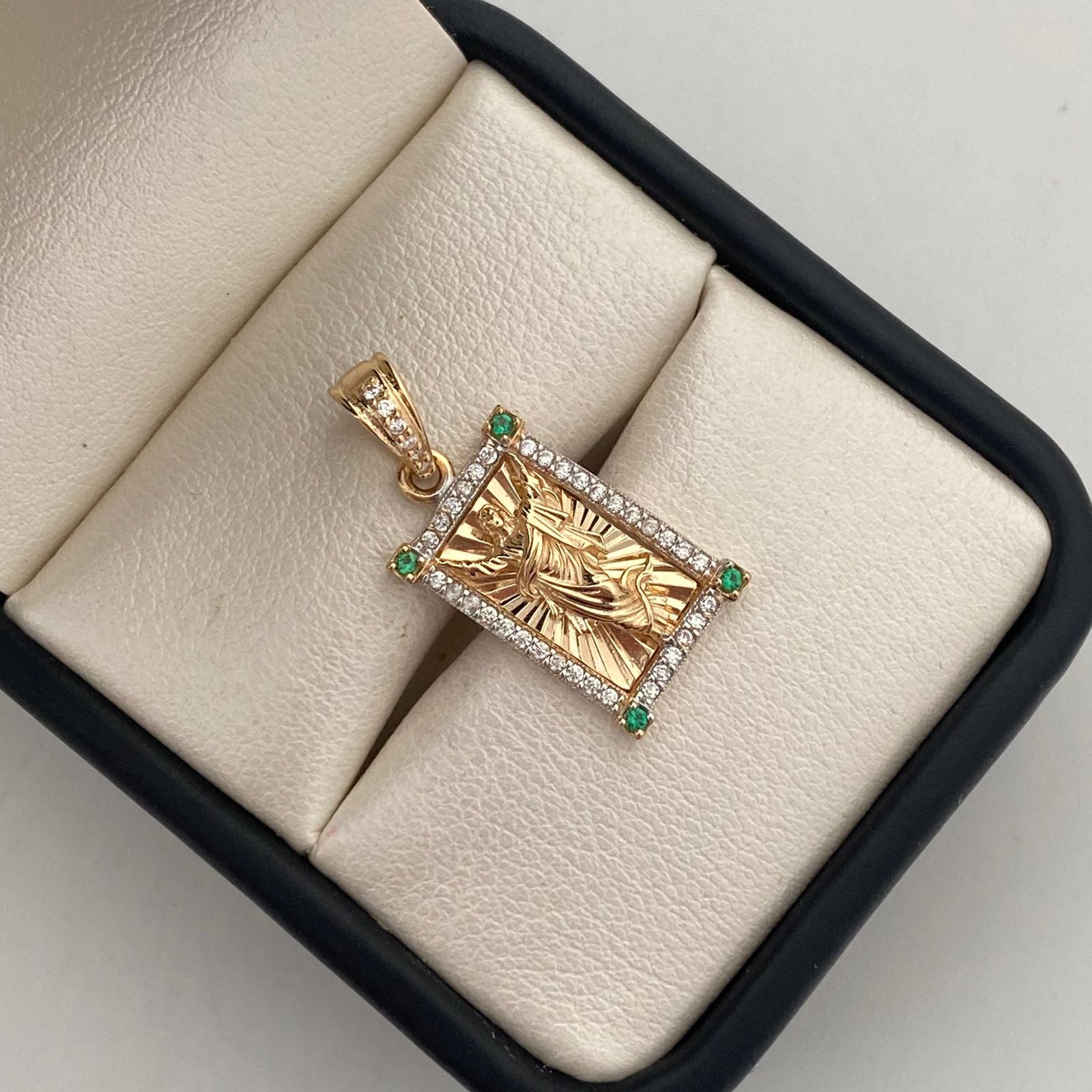Dije jesus con diamantado y circones blancos y verdes  Oro amarillo 18k 3,15 Gr / 11,58 mm / 2,5 Cm
