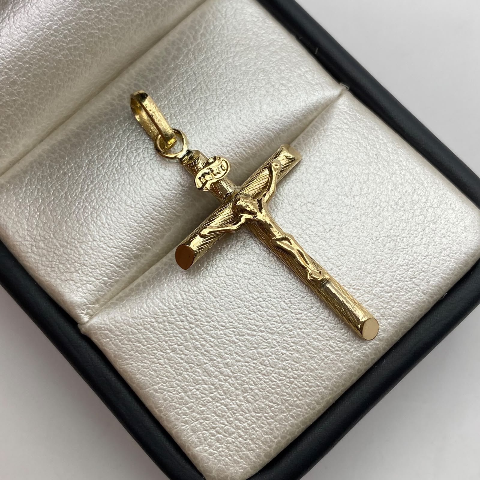 Dije cruz cristo tubular diamantado Oro amarillo 1,3 Gr / 4 Cm