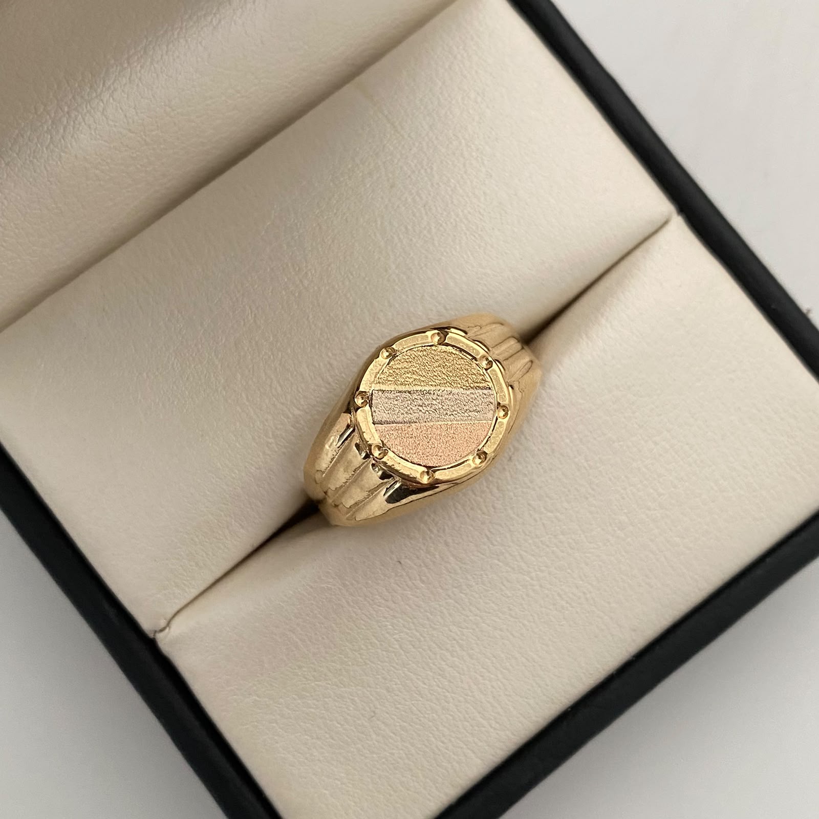 Anillo Troquel Redondo Mate Tres oros 18k / Talla 12 1/2 / 3,05 Gr / 4,1 mm