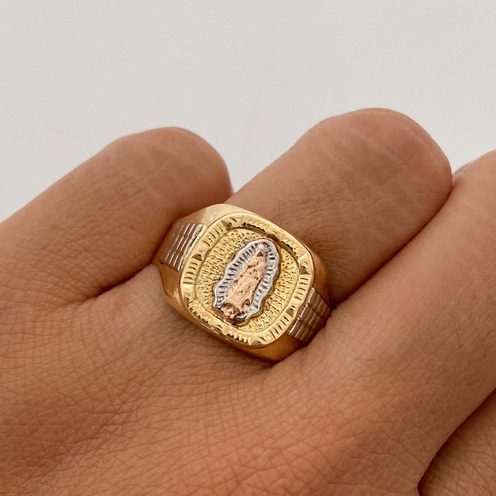 Anillo Troquel Virgen de Guadalupe Tres oros 18k / Talla 9 3/4 / 3,1 Gr / 4,8 mm