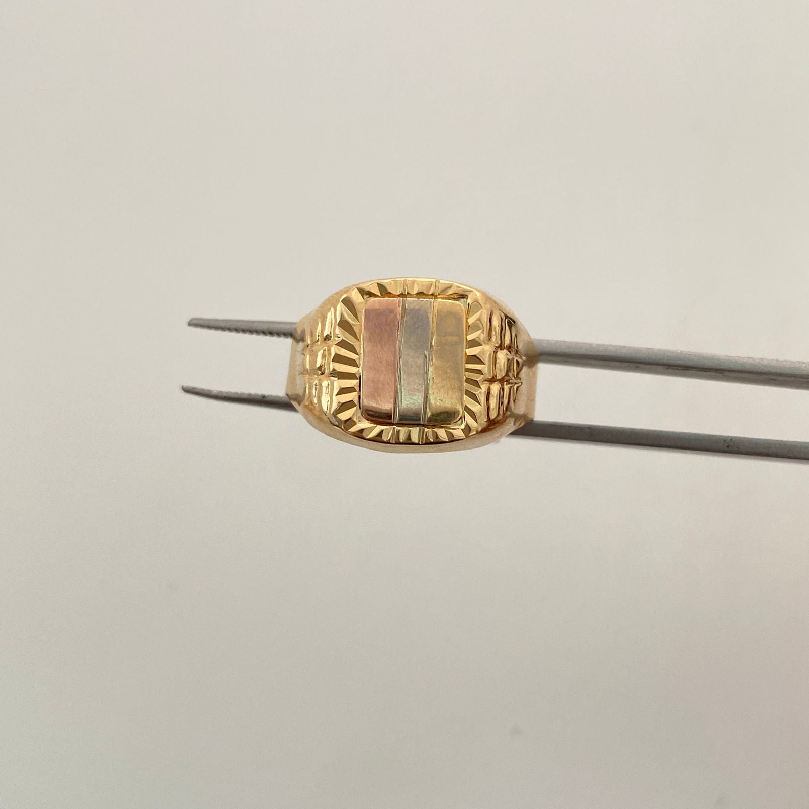 Anillo Troquel cuadrado diamantado Tres oros 18k / Talla 9 1/2 / 3 Gr / 5,2 mm