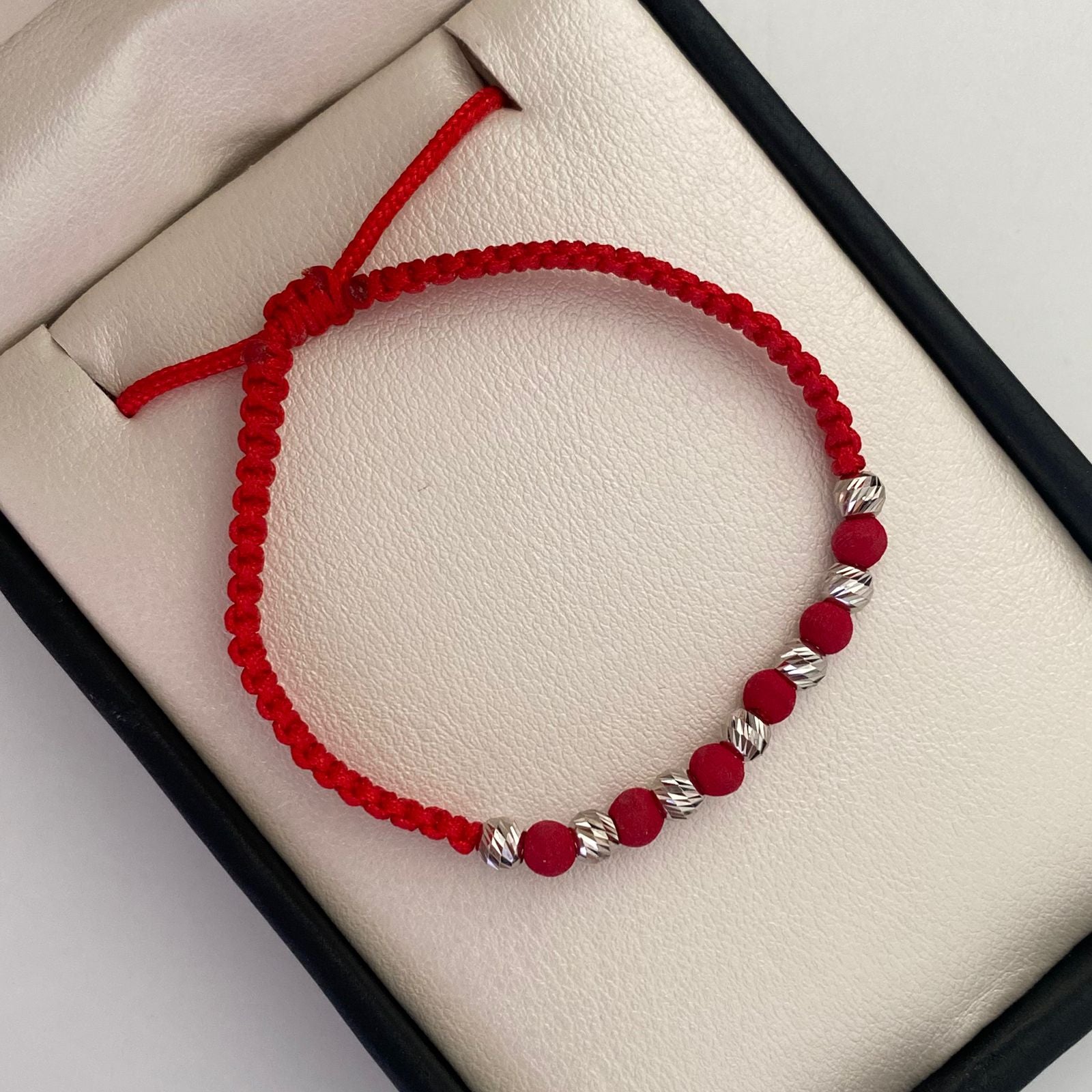 Pulsera tejida Bola diamantada 4mm Hilo rojo Oro blanco 18k 0,6 Gr