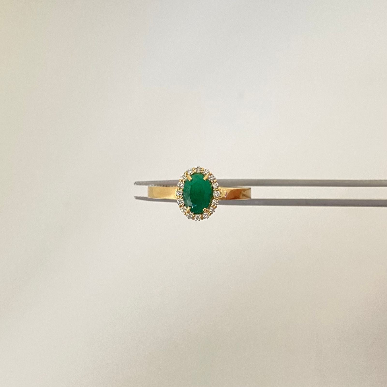 Anillo esmeralda ovalada borde diamantes Oro amarillo 18k / Talla 7 1/2 / 3,15 Gr