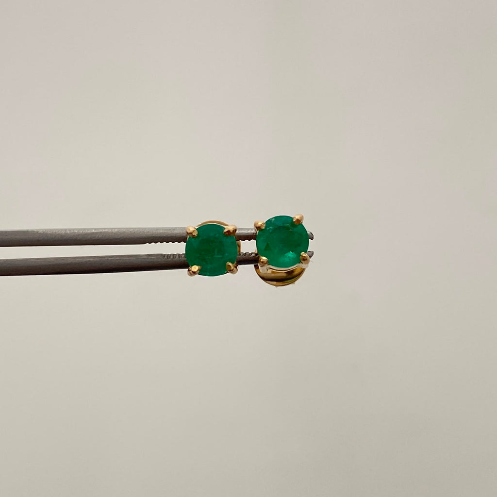 Topos Redondos 0.92 puntos de Esmeralda Oro amarillo 18k 2,35 Gr / 5,2 mm