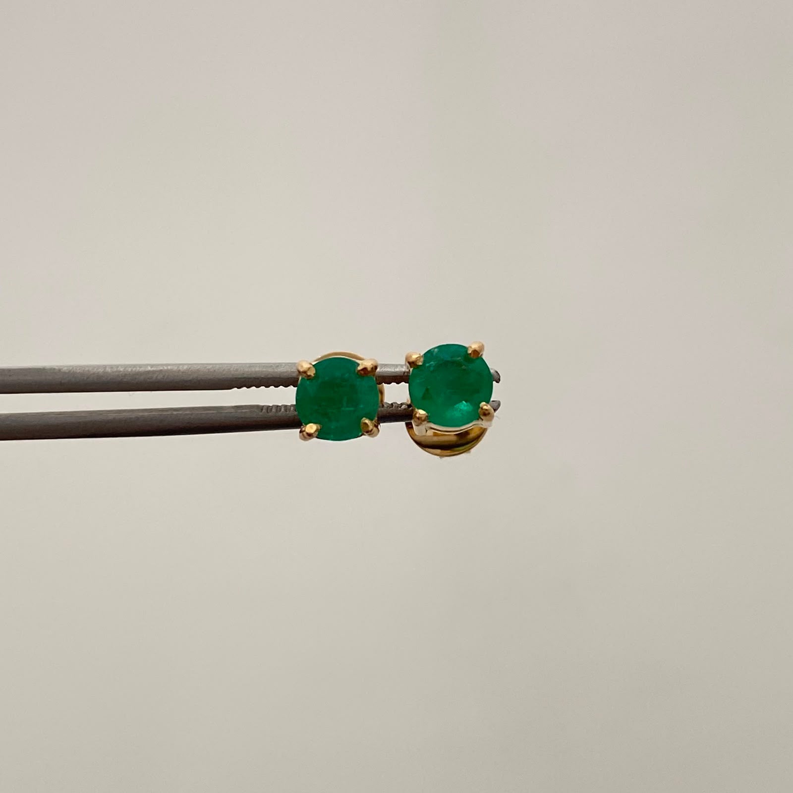 Topos Redondos 0.92 puntos de Esmeralda Oro amarillo 18k 2,35 Gr / 5,2 mm