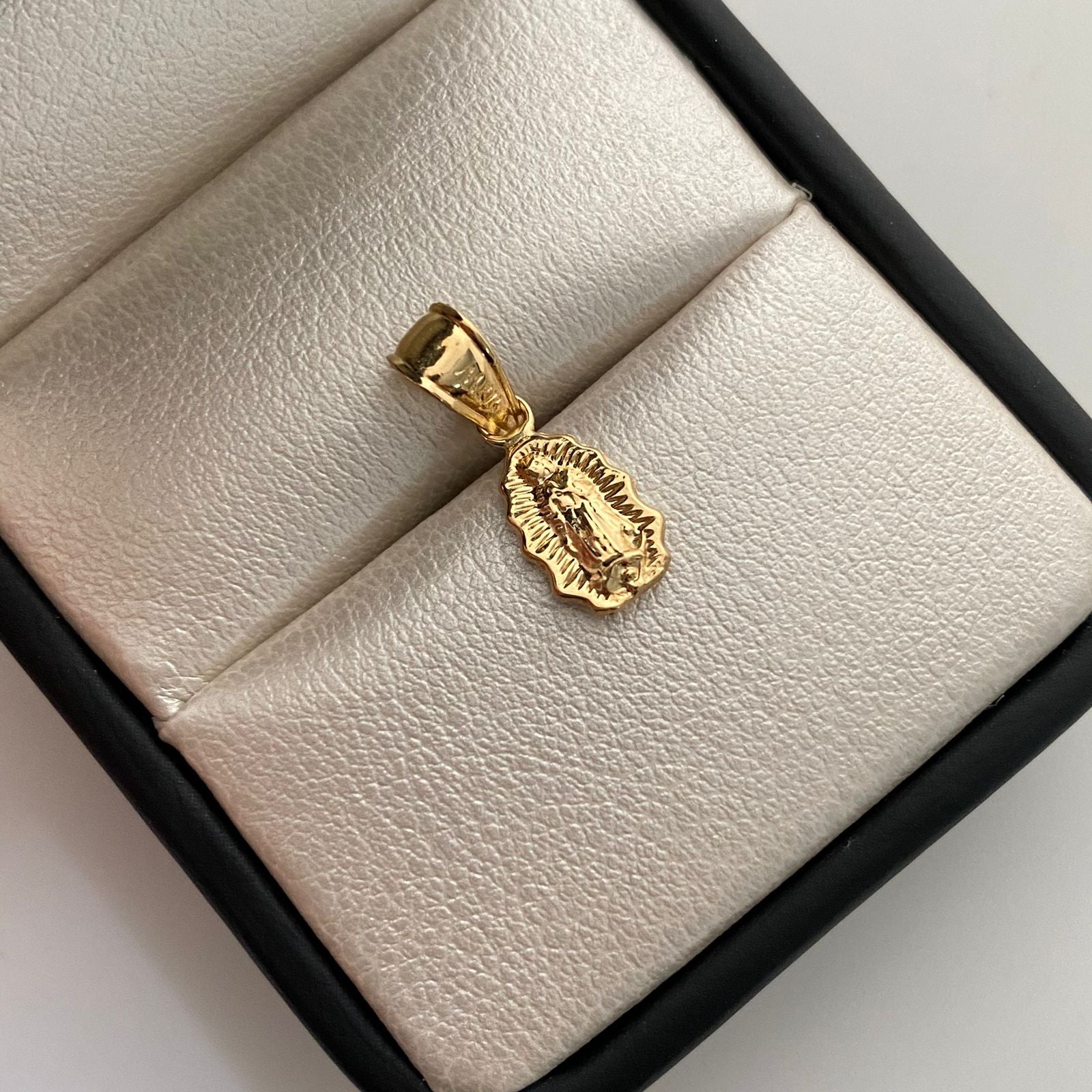 Dije Virgen de Guadalupe Oro amarillo 18k 0,5 Gr / 6,6 mm / 1,8 Cm