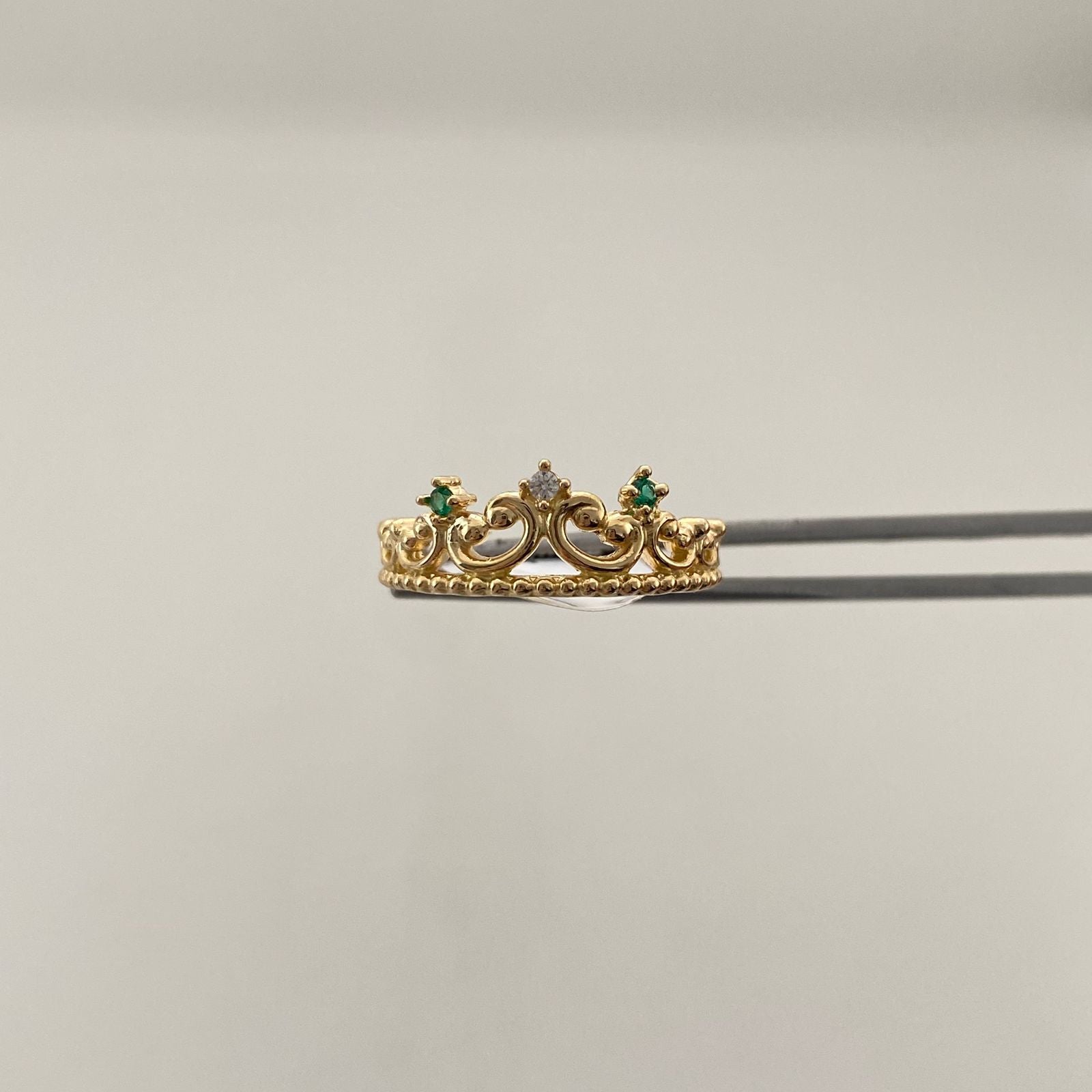Anillo 15 Tiara circones verdes y blancos Oro amarillo 18k / Talla 6 / 2,4 Gr