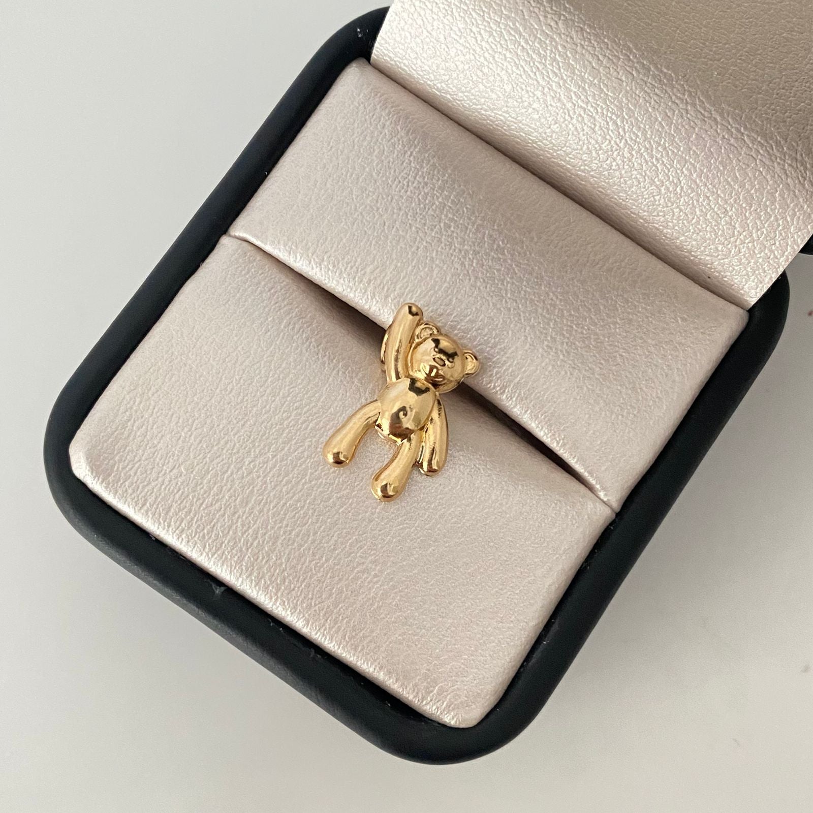 Dije oso mano alzada Oro amarillo 18k 0,95 Gr / 1,6 Cm