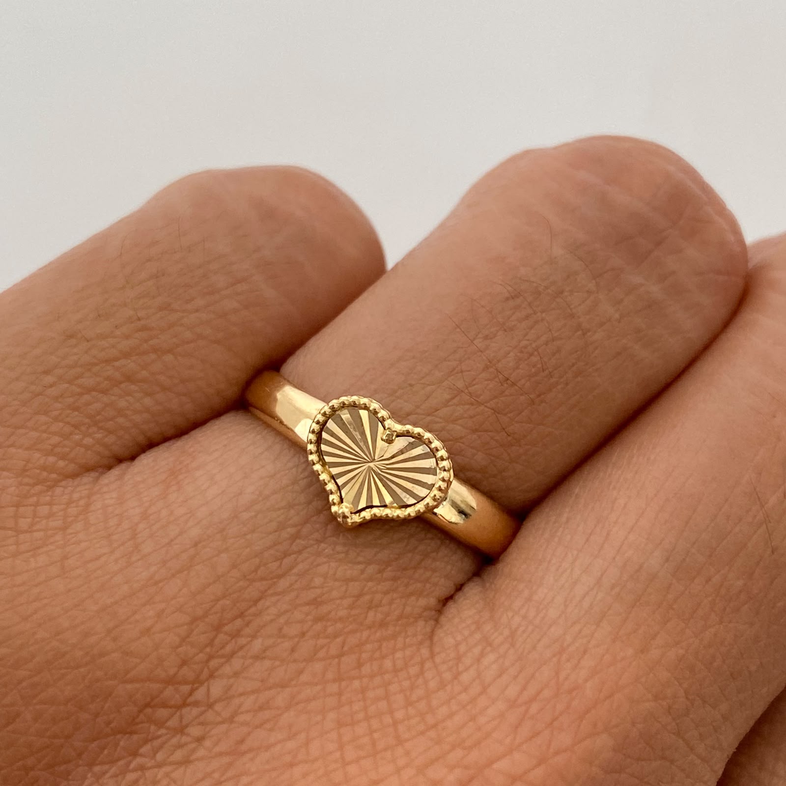 Anillo Corazoncito Diamantado Oro amarillo 18k / Talla 6 1/2 / 1,4 Gr / 3 mm