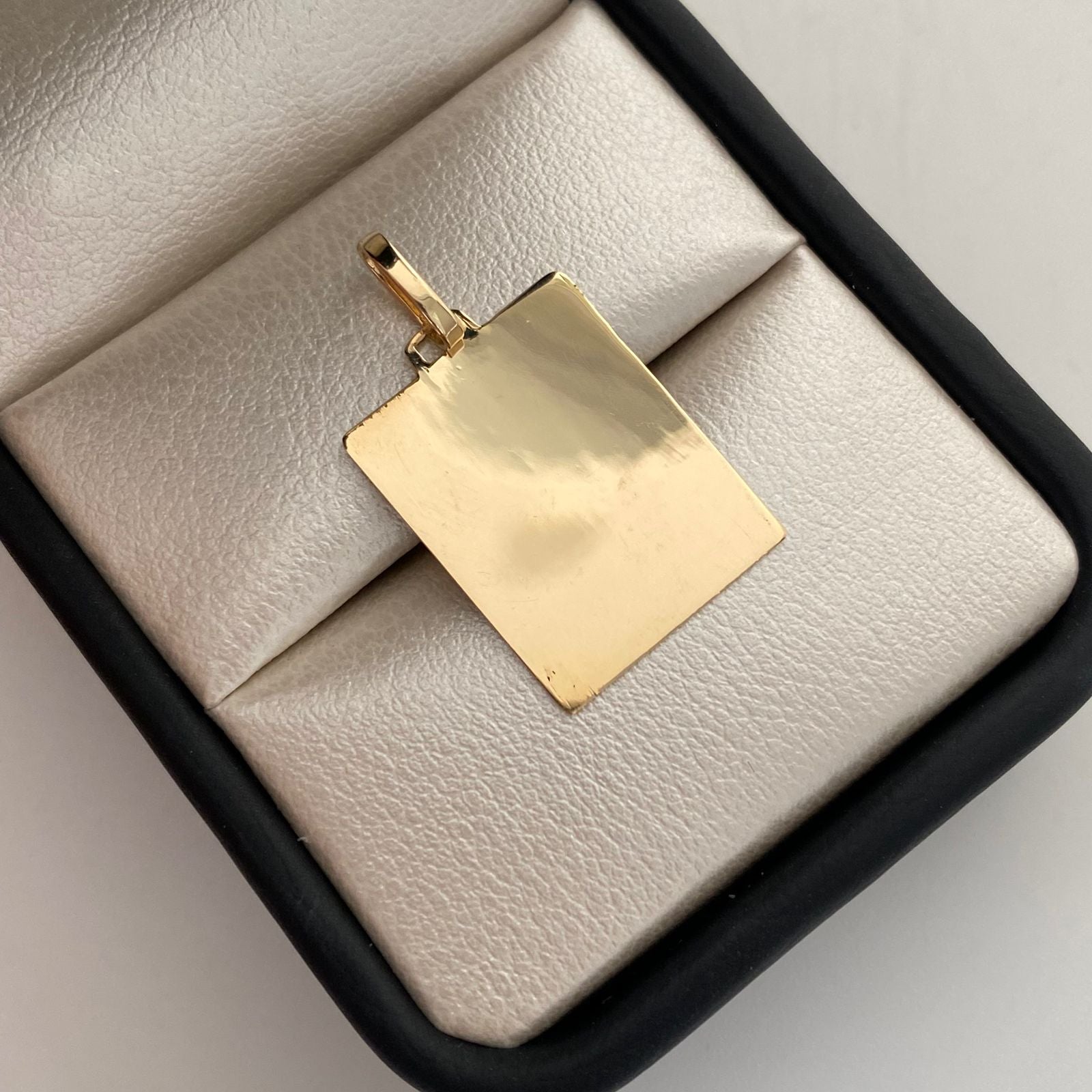 Dije Placa Cuadrada Oro amarillo 18k 1,7 Gr / 15,9 mm / 2,7 Cm