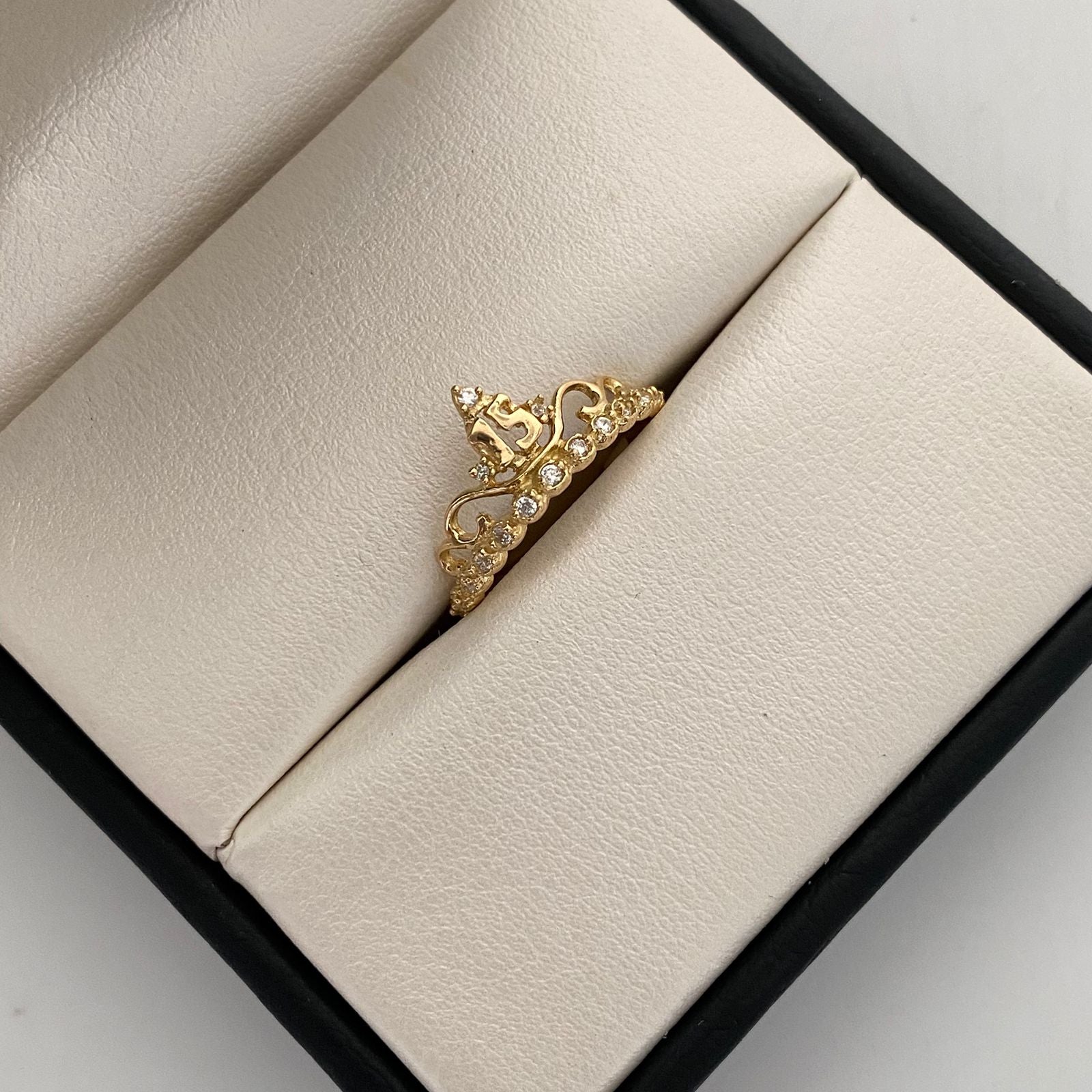 Anillo 15 Corona circones blancos Oro amarillo 18k / Talla 6 / 2 Gr