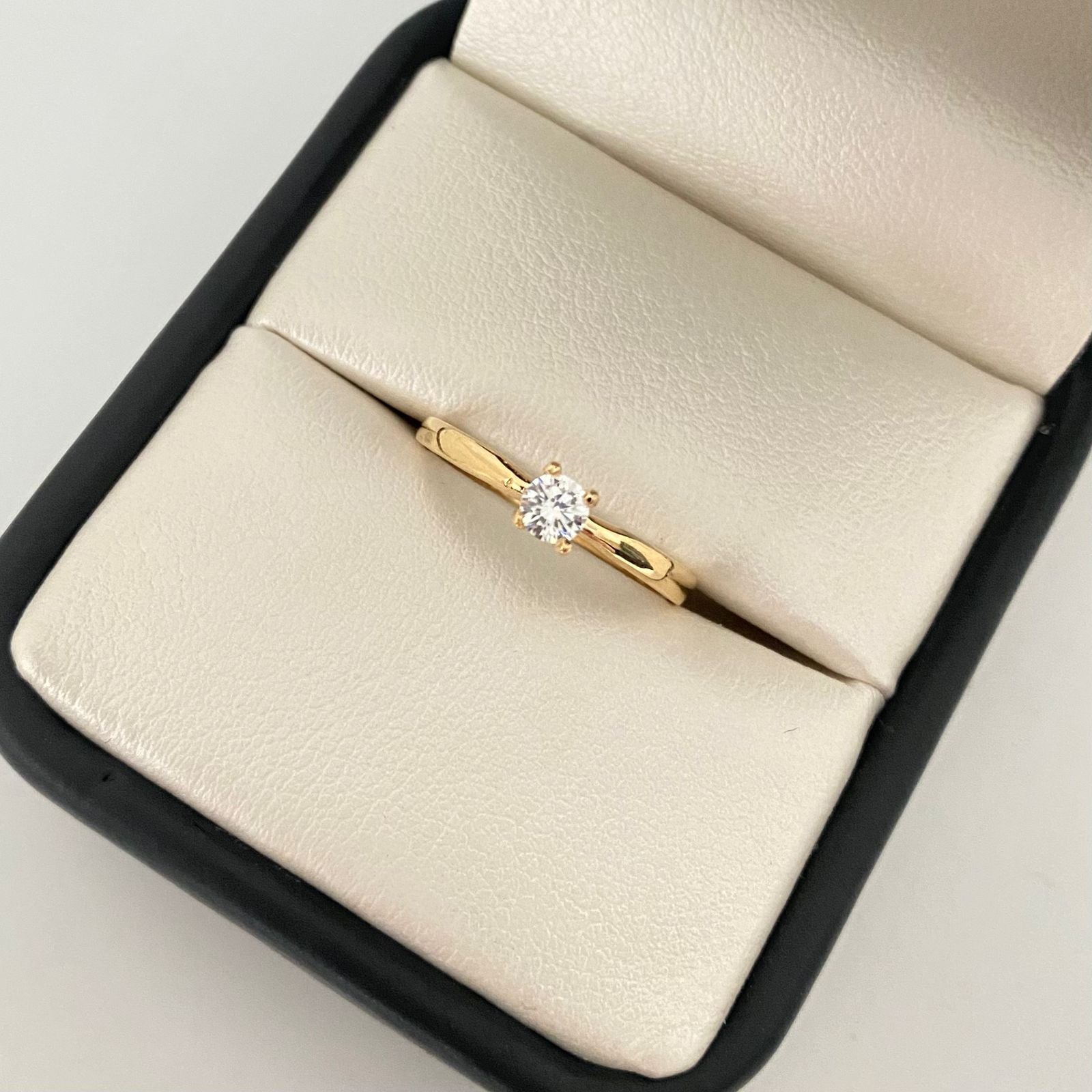 Anillo solitario circon blanco Oro amarillo 18k / Talla 5 3/4 / 1,10 Gr