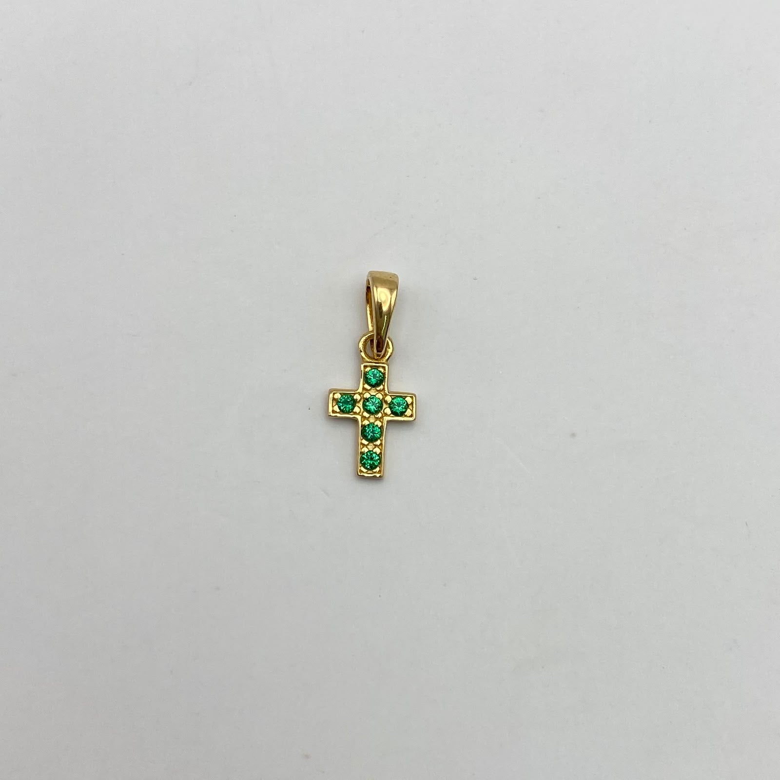 Dije mini cruz circones verdes Oro amarillo 18k 0,5 Gr / 6,4 mm / 1,5 Cm