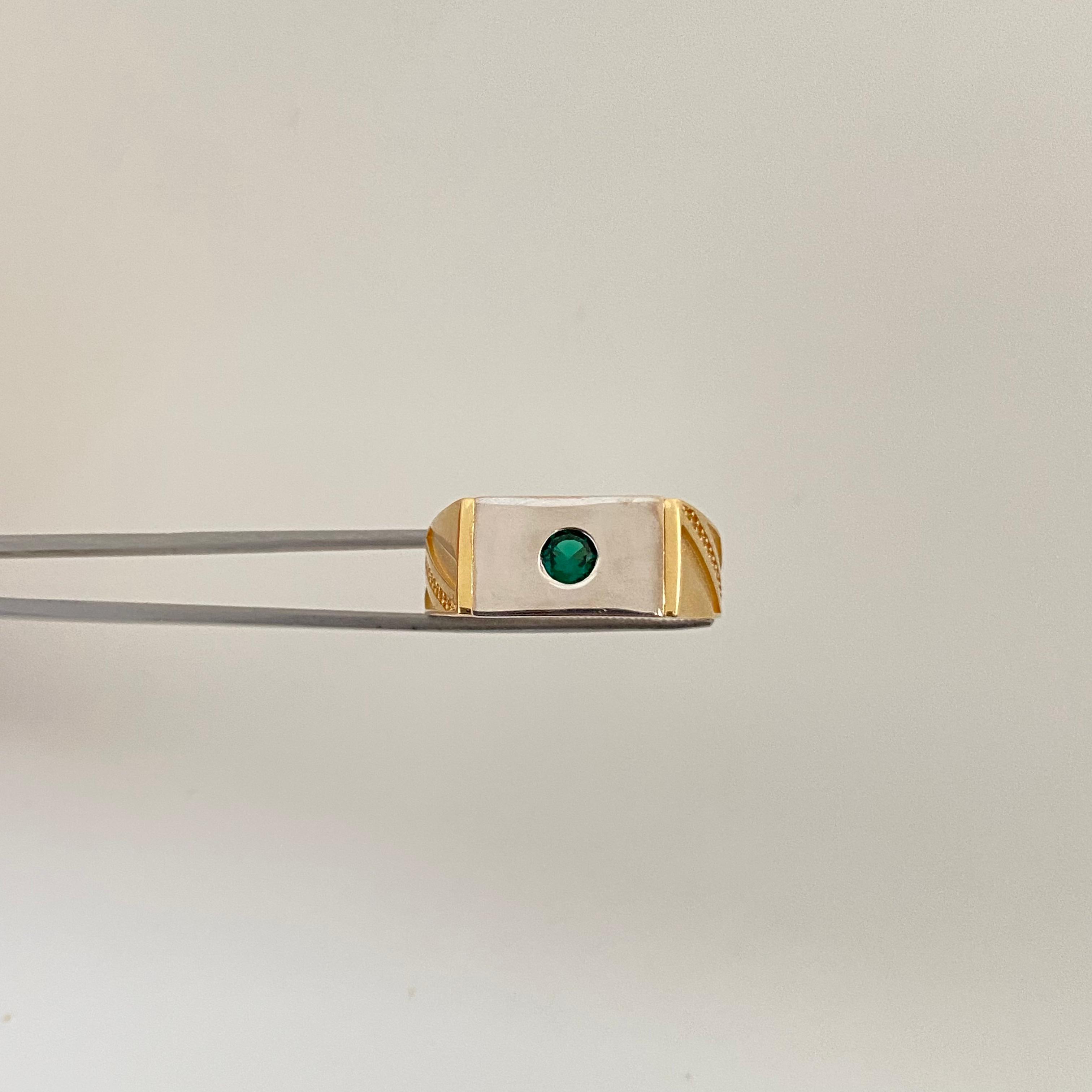 Anillo rectangulo circon verde lateral casting Oro amarillo 18k / Talla 11 1/2 / 6,25 Gr