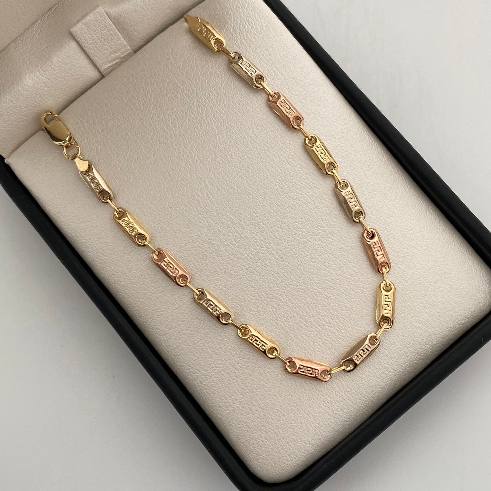 Pulso Rustico Tres oros 18k +1 / 2,80 Gr / 3,7 mm / 18 Cm Broche 0,60