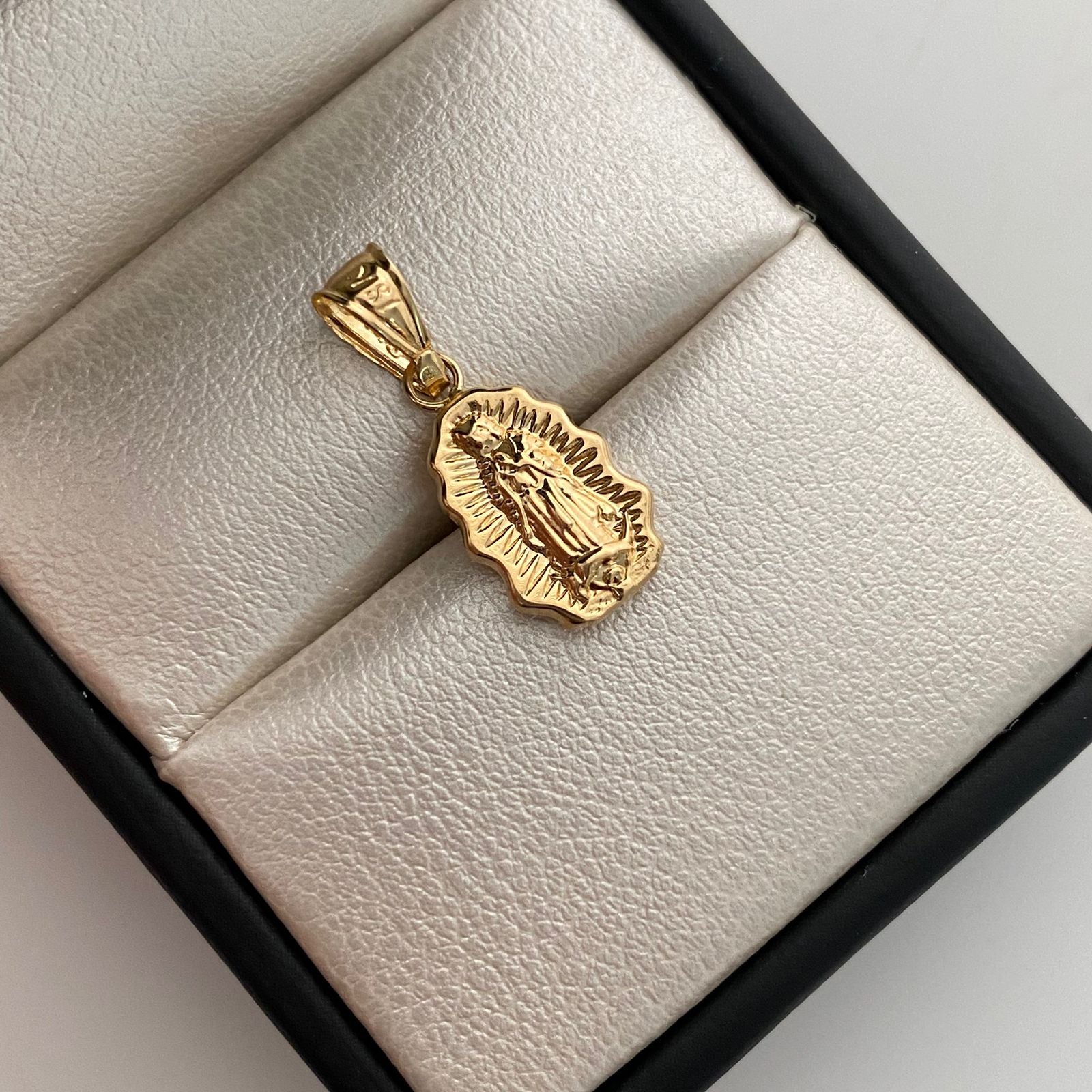 Dije Virgen de Guadalupe Silueta Oro amarillo 18k 0,7 Gr / 8,8 mm / 2,1 Cm