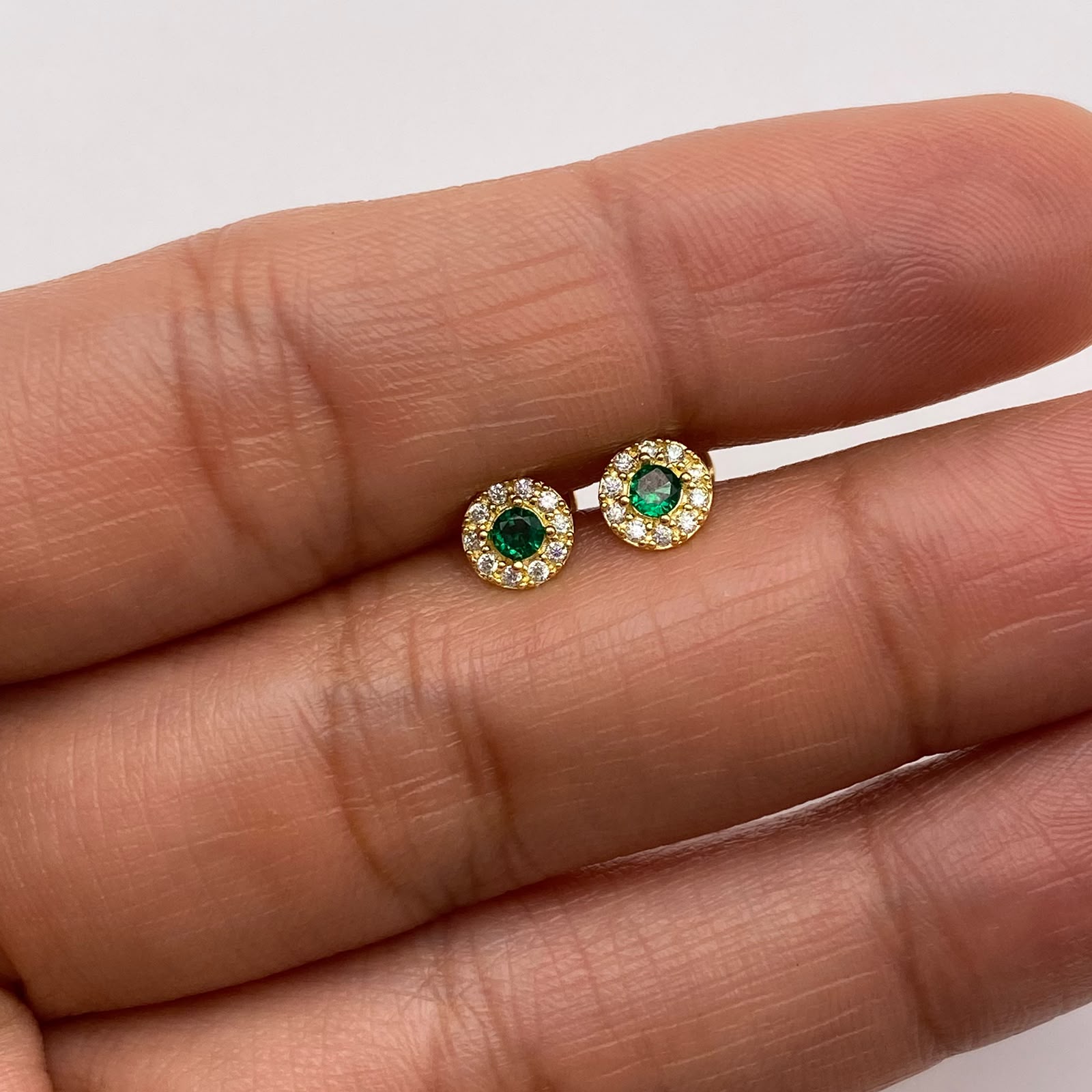 Topos Circulo rededor blanco y centro verde Oro amarillo 18k 0,75 Gr / 5,4 mm
