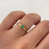 Anillo Solitario Esmeralda Oro amarillo 18k / Talla 6 1/2 / 1,25 Gr / 1,4 mm