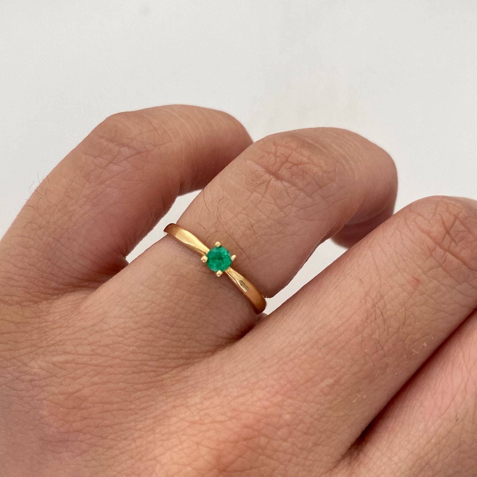 Anillo Solitario Esmeralda Oro amarillo 18k / Talla 6 1/2 / 1,25 Gr / 1,4 mm