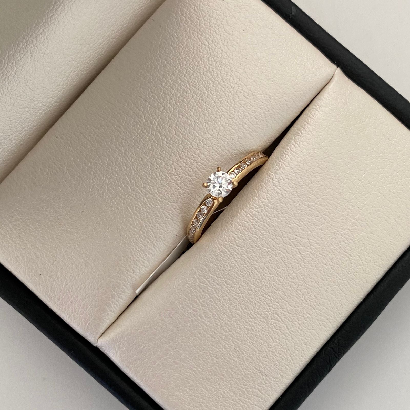 Anillo Solitario Oro amarillo 18k / Talla 6 / 1,8 Gr / 2,3 mm