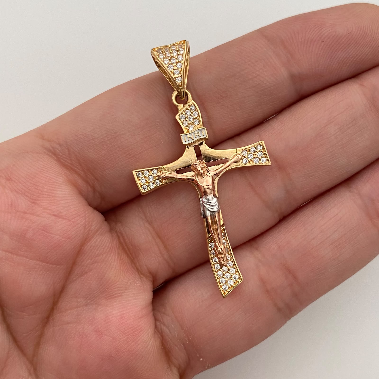 Dije Cruz Cristo Casting Tres oros 18k 4,0 Gr / 22,9 mm / 4,3 Cm
