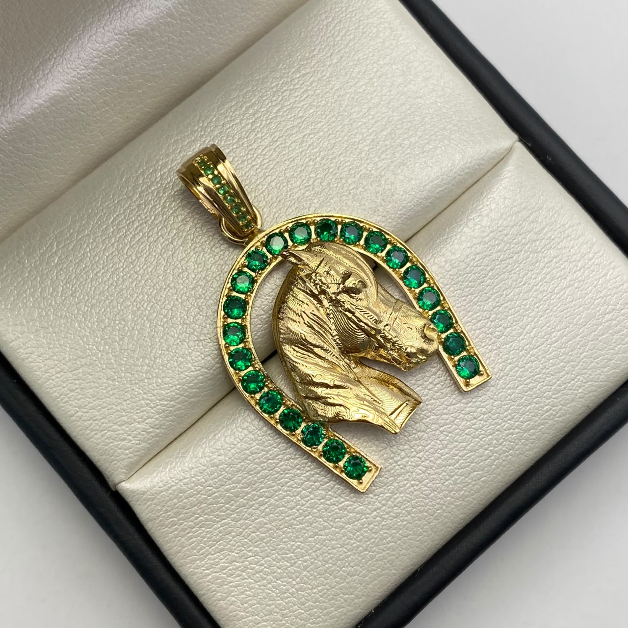 Dije Herradura caballo circones verdes Oro amarillo 18k 10,25 Gr / 25 mm / 4 Cm