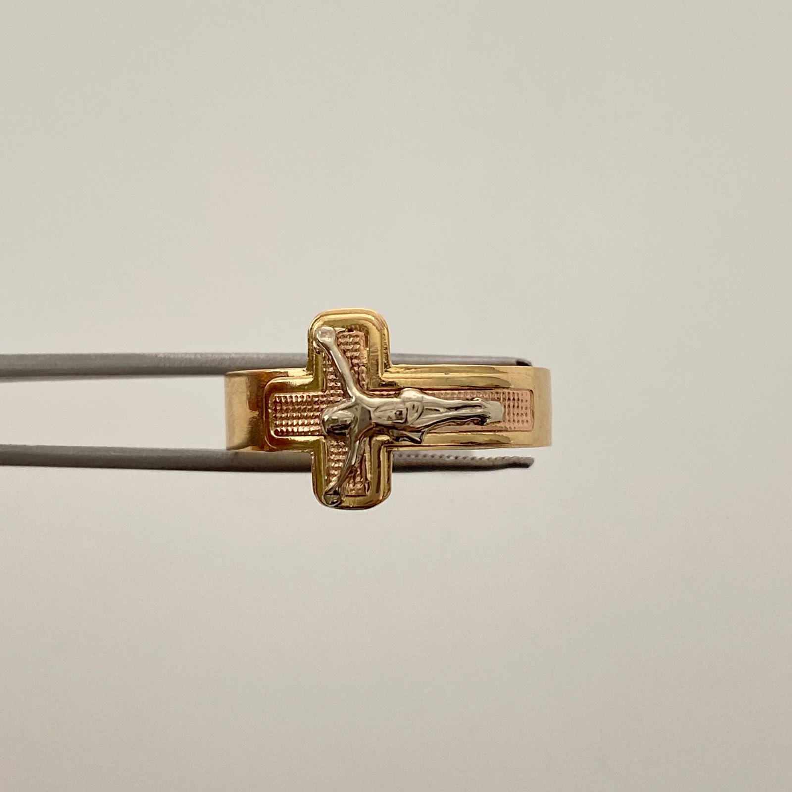Anillo Cruz Cristo Tres oros 18k / Talla 13 1/2 / 2,5 Gr / 5,6 mm