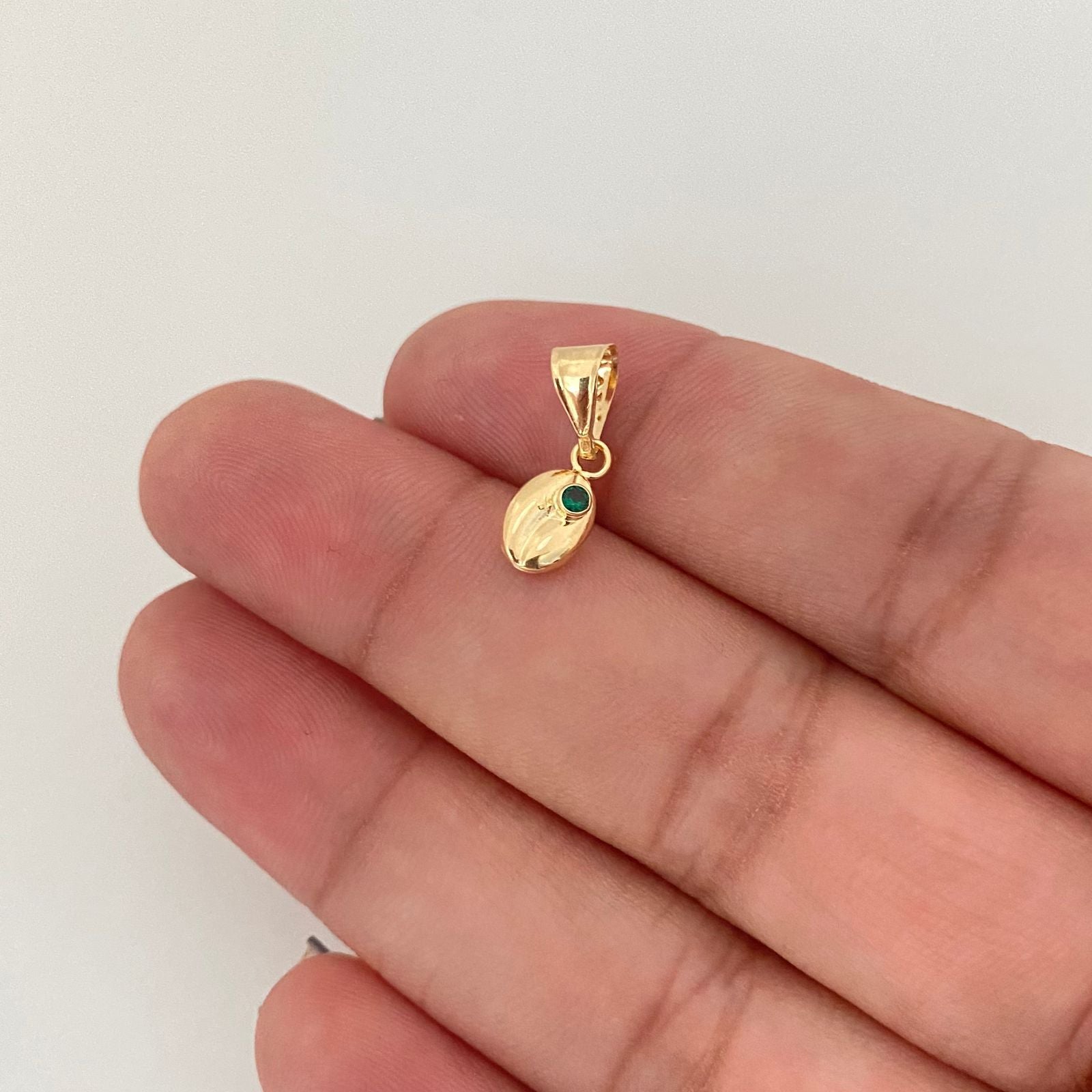 Dije grano de cafe circon verde Oro amarillo 18k 0,30 Gr / 1,8 Cm