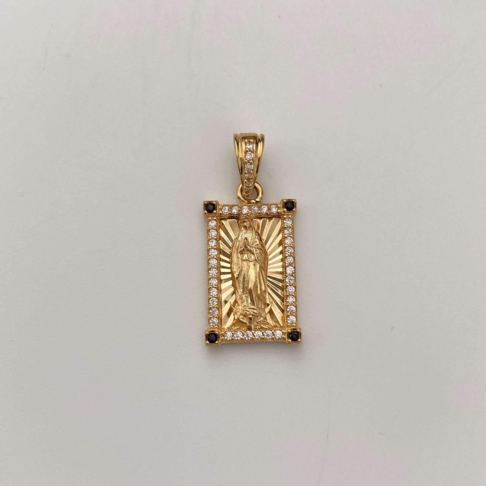 Dije Rectangular Casting Negro y Blanco Guadalupe Oro amarillo 18k 3,4 Gr / 11,6 mm / 2,6 Cm