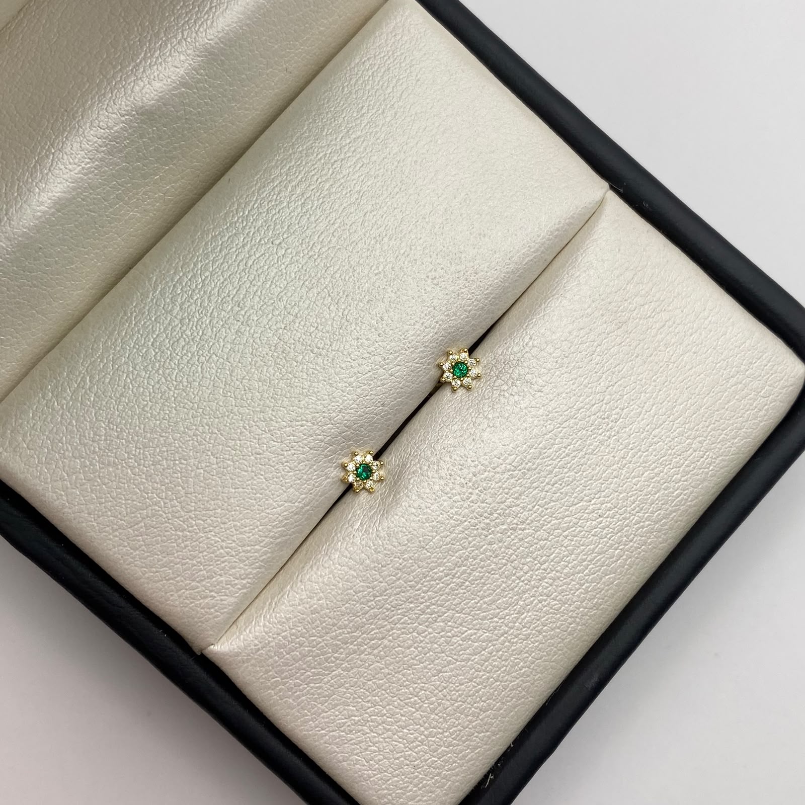 Topos Flor circones verrdes y blancos Oro amarillo 18k 0,5 Gr / 4,2 mm