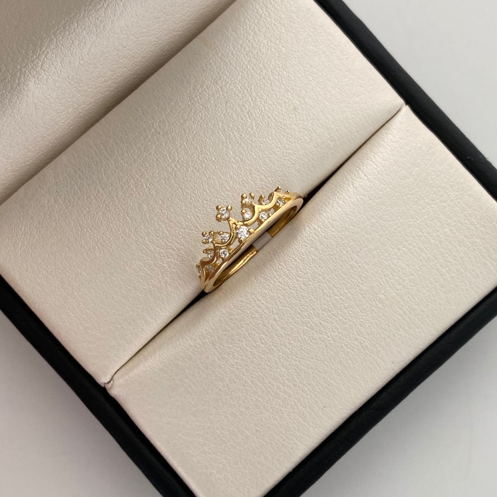 Anillo 15 Corona Circones Blancos Oro amarillo 18k / Talla 6 / 2,2 Gr