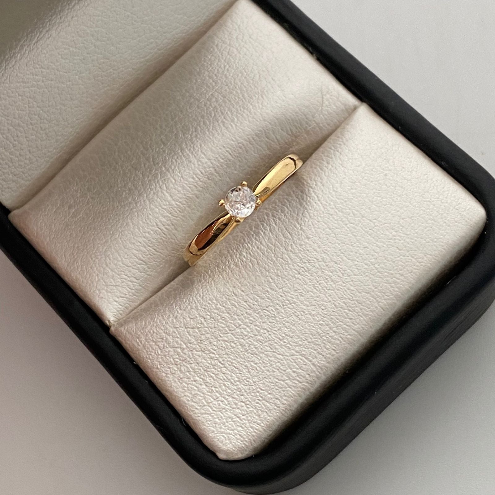 Anillo Solitario Oro amarillo 18k / Talla 7 / 1,15 Gr / 1,7 mm