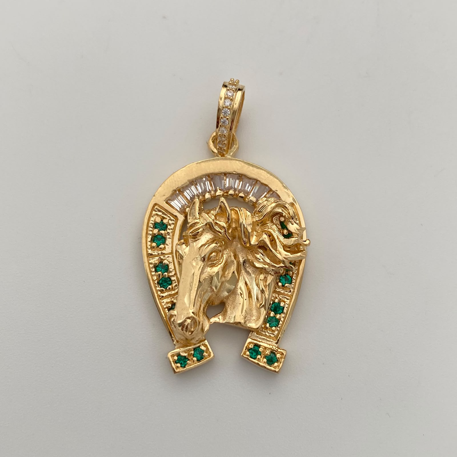 Dije Herradura Casting Verde y Blanco Oro amarillo 18k 8,5 Gr / 21,7 mm / 3,8 Cm