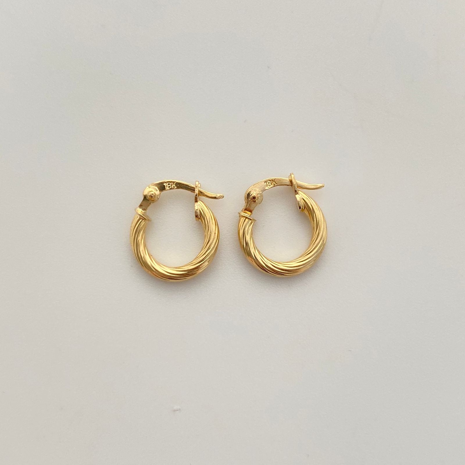 Candonga entorchada  Oro amarillo 18k 0,9 Gr / 1,3 Cm