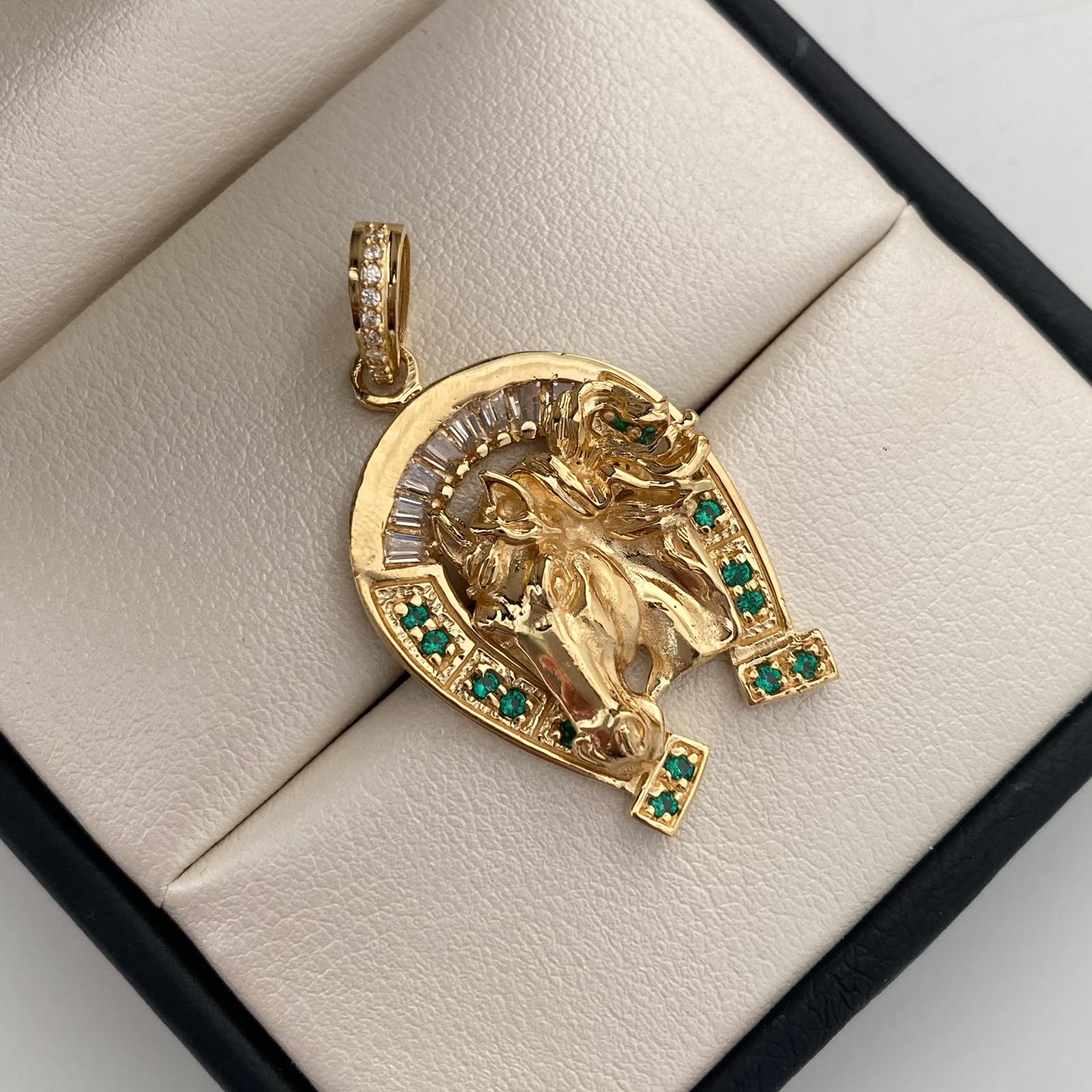 Dije Herradura Casting Verde y Blanco Oro amarillo 18k 8,5 Gr / 21,7 mm / 3,8 Cm