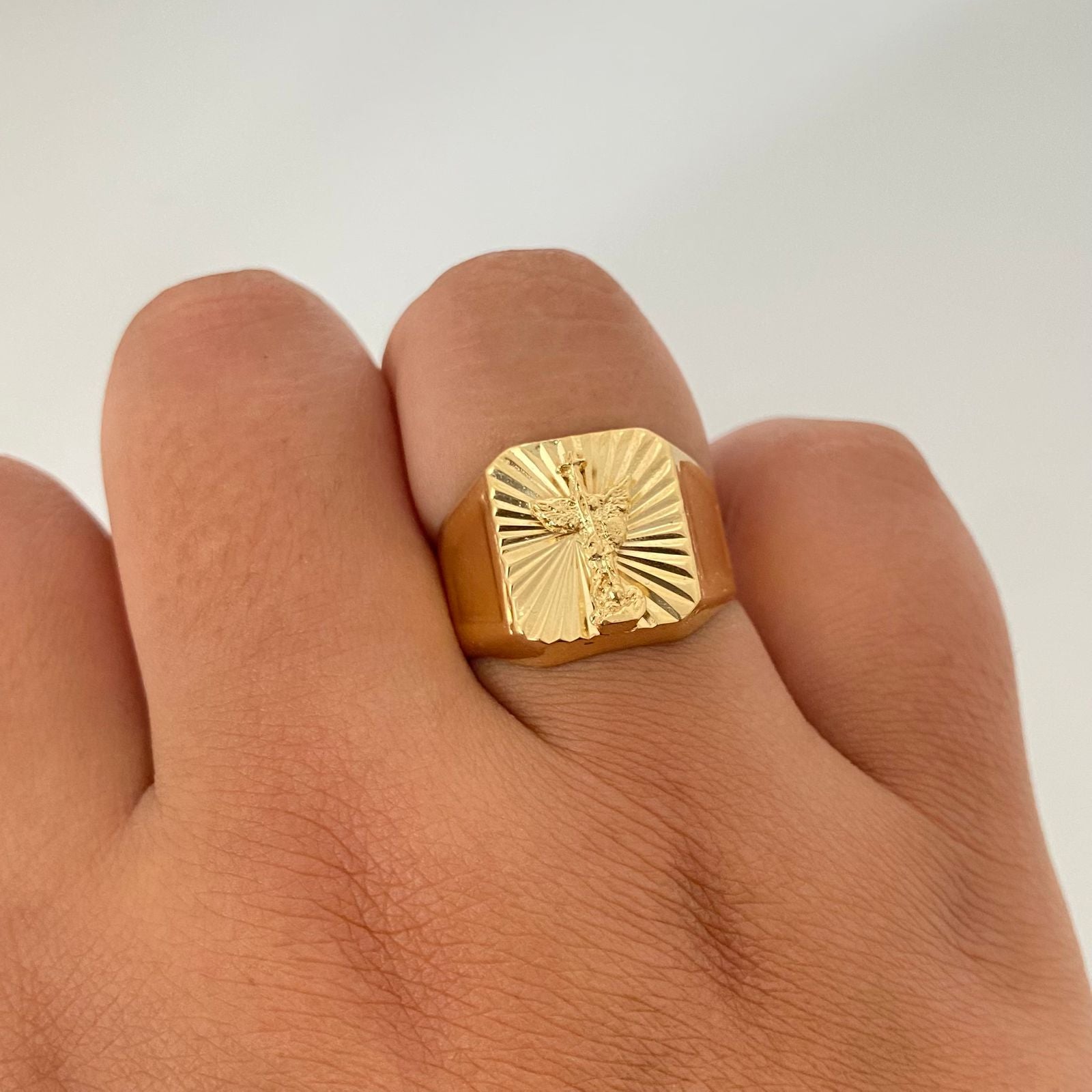Anillo san miguel fondo diamantado puntas redondas Oro amarillo 18k / Talla 10 1/4 / 3,9 Gr