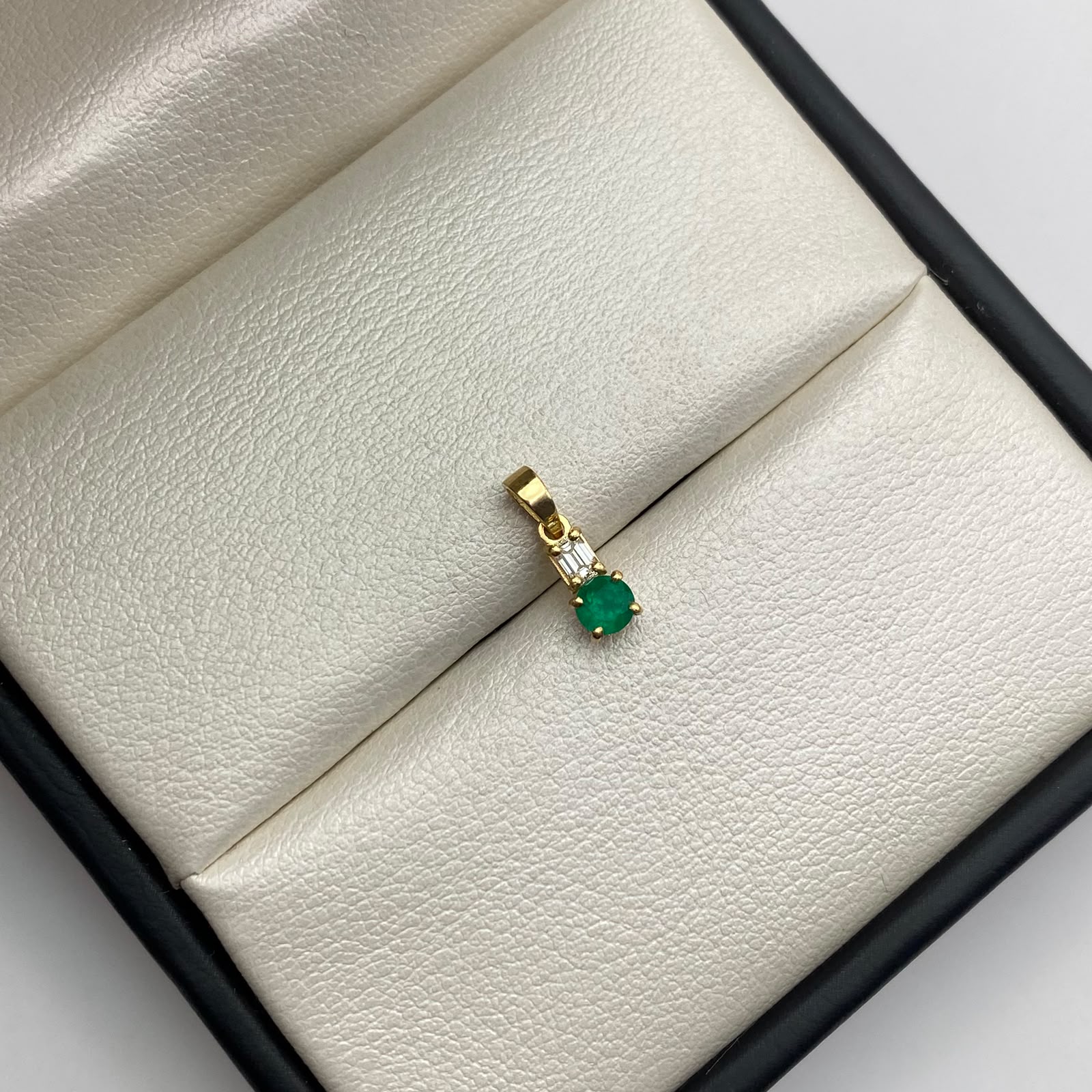 Dije Esmeralda y circon Oro amarillo 18k 0,45 Gr / 4,1 mm / 1,2 Cm