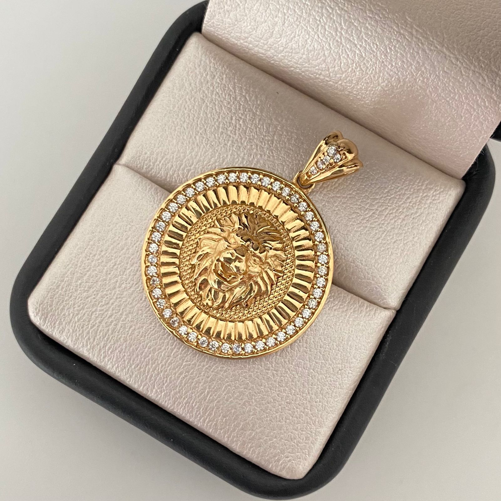 Dije leon borde casting Oro amarillo 18k 8,2 Gr / 3,7 Cm