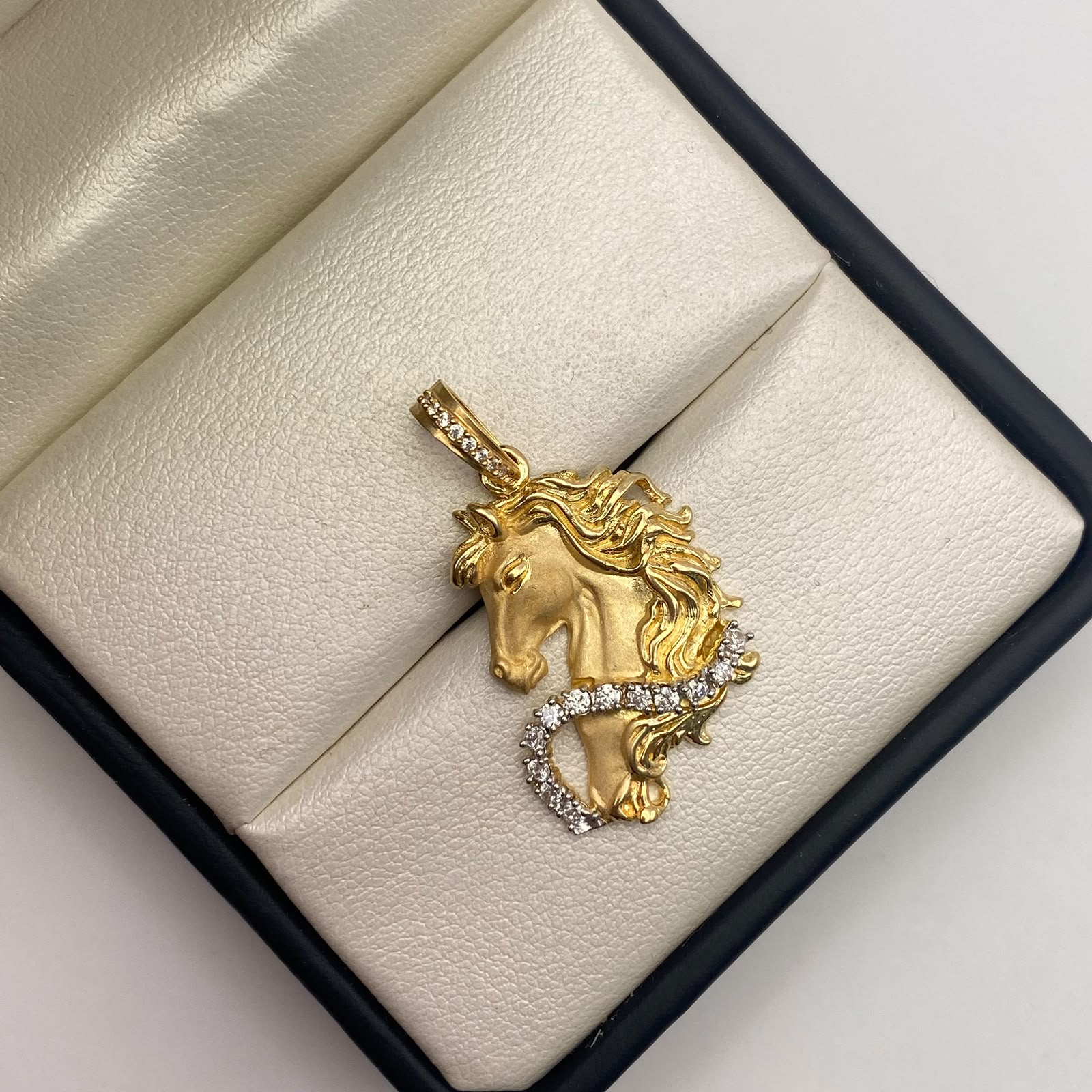 Dije caballo mate circones blancos Oro amarillo 18k 5,98 Gr / 19,9 mm / 3,5 Cm