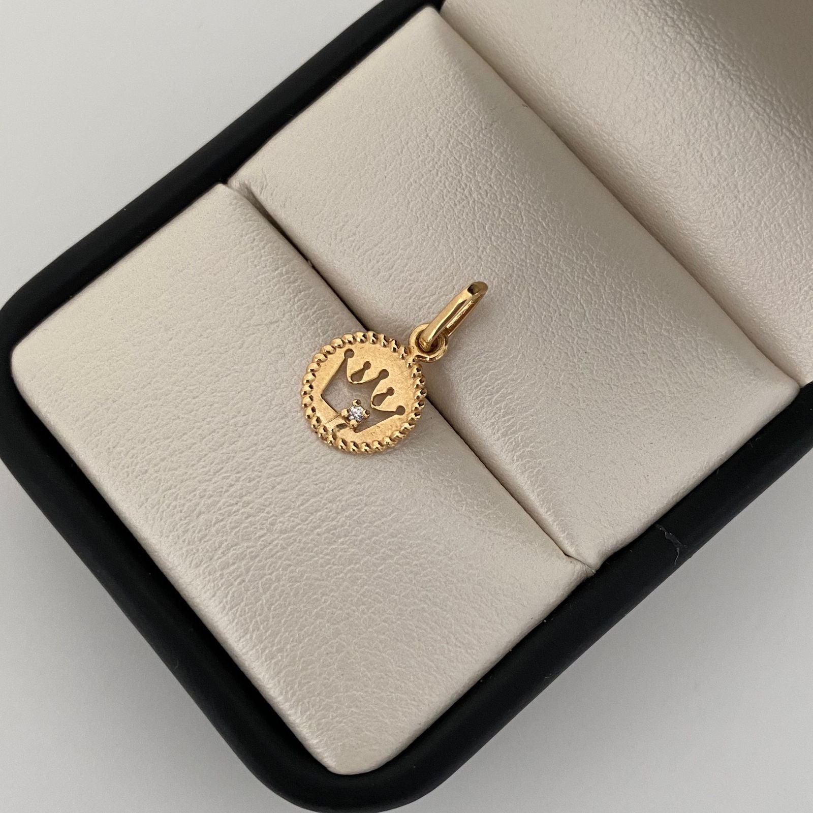 Dije circulo silueta corona Oro amarillo 18k 0,8 Gr / 1,5 Cm