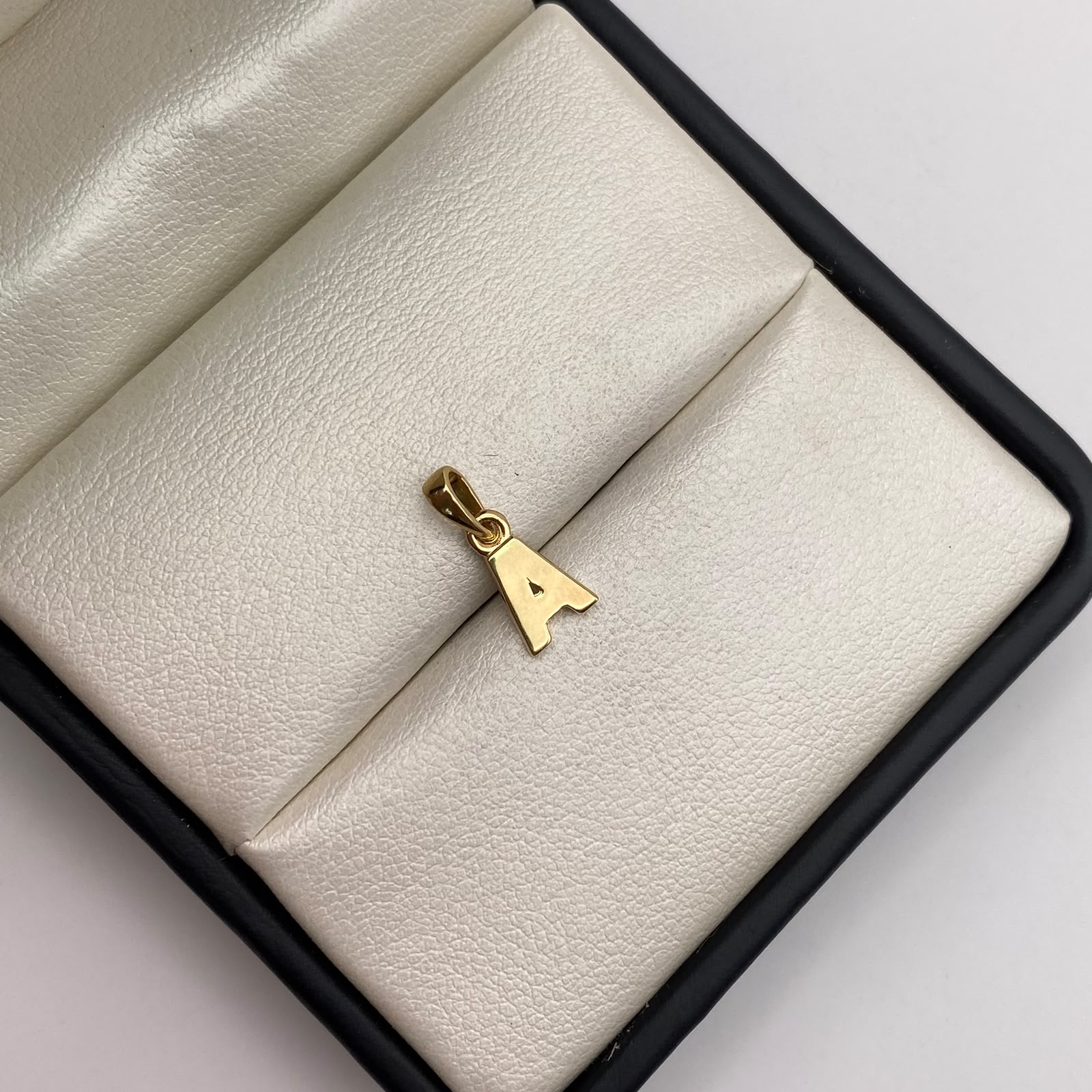 Dije letra A Oro amarillo 18k 0,65 Gr / 6,43 mm / 1,3 Cm