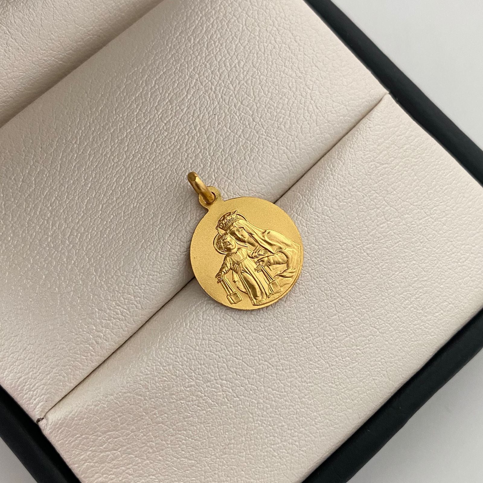 Dije It Dije redondo Virgen del Carmen y Sagrado Corazon Oro amarillo 18k +4 / 2,35 Gr / 13,8 mm / 2 Cm