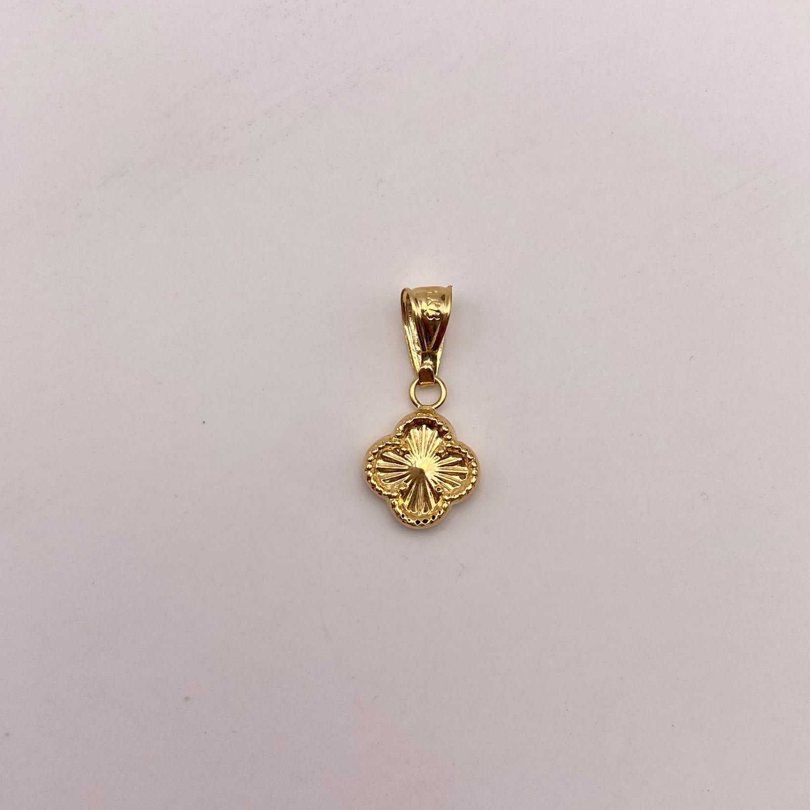 Dije trebol diamantado Oro amarillo 18k 0,5 Gr / 9,3 mm / 2 Cm