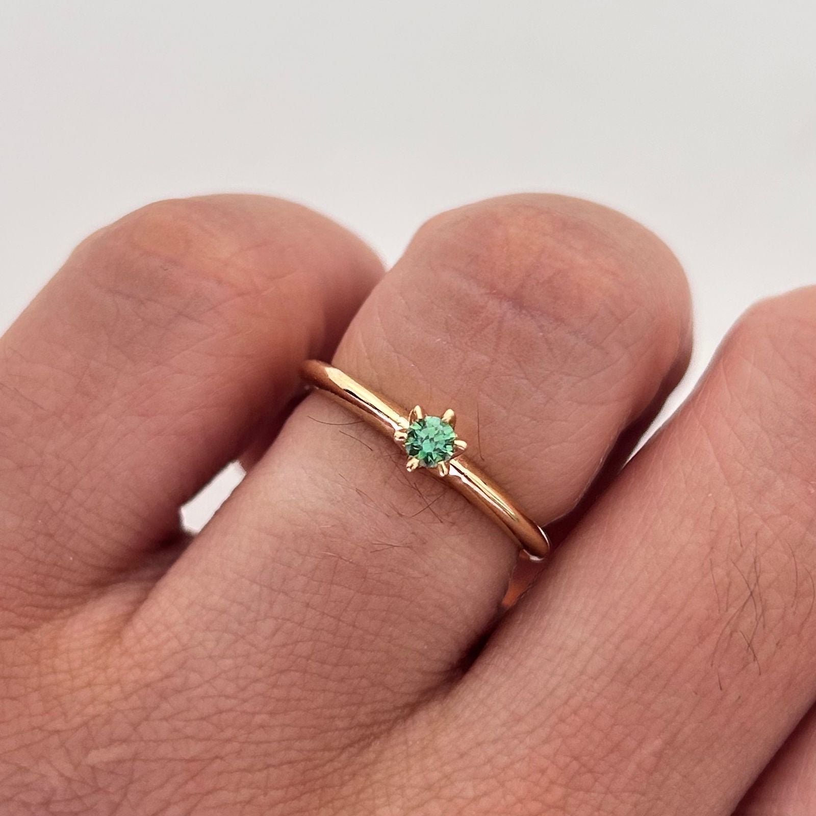 Anillo Solitario Verde Oro amarillo 18k / Talla 6 1/4 / 1,75 Gr / 1,8 mm