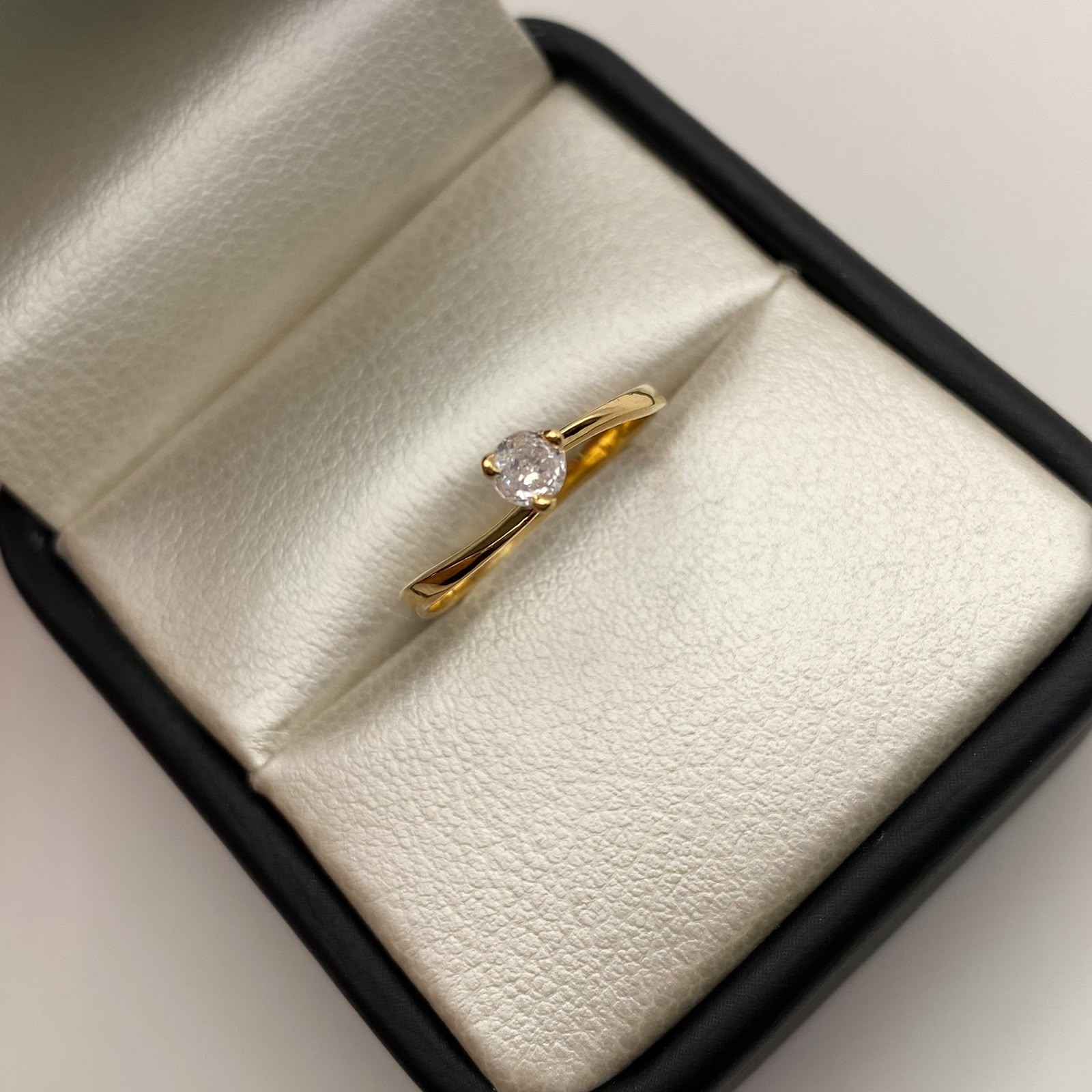 Anillo Solitario Oro amarillo 18k / Talla 6 / 1,2 Gr / 1,8 mm