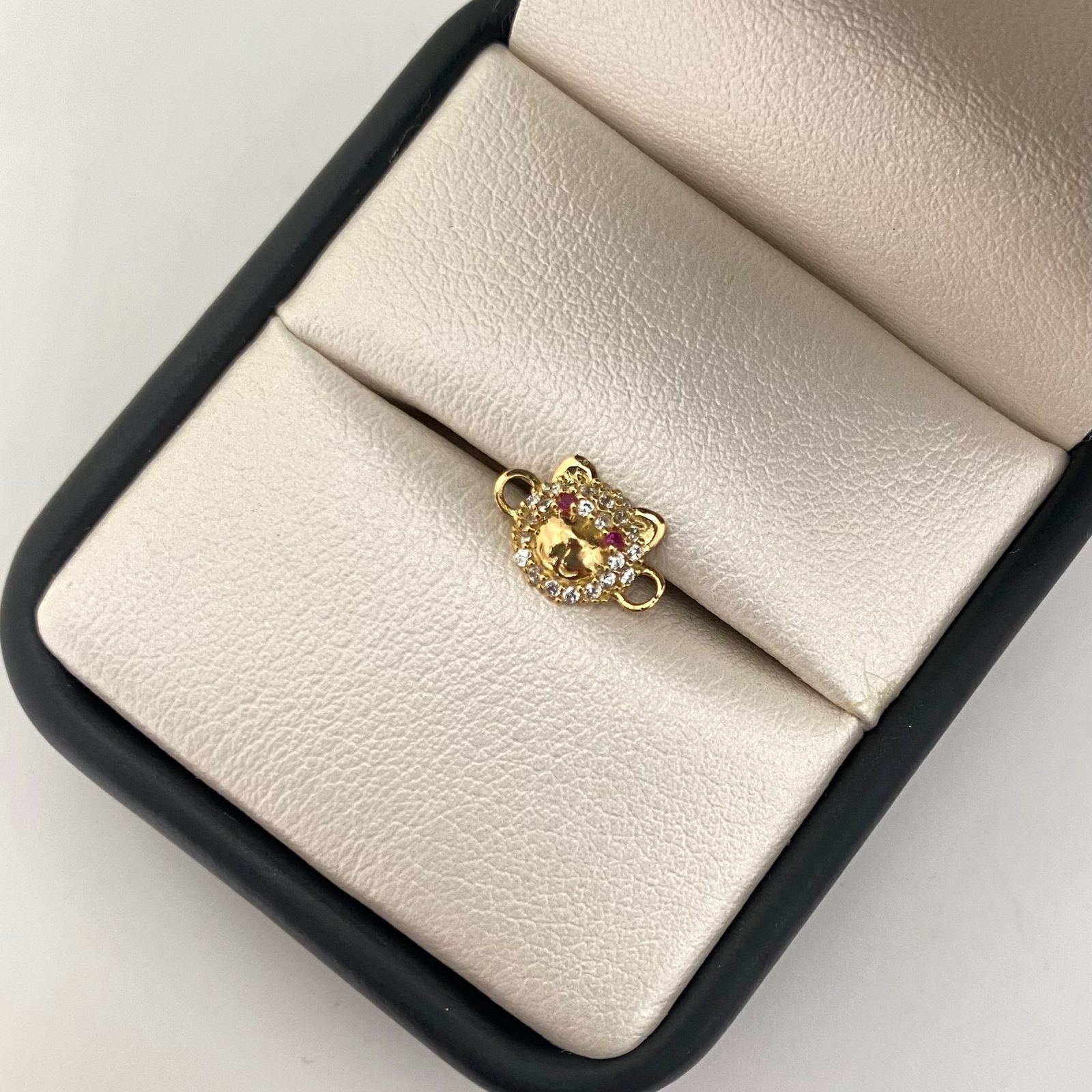 Herraje cara oso ojos fucsia Oro amarillo 18k 0,85 Gr / 1,2 Cm