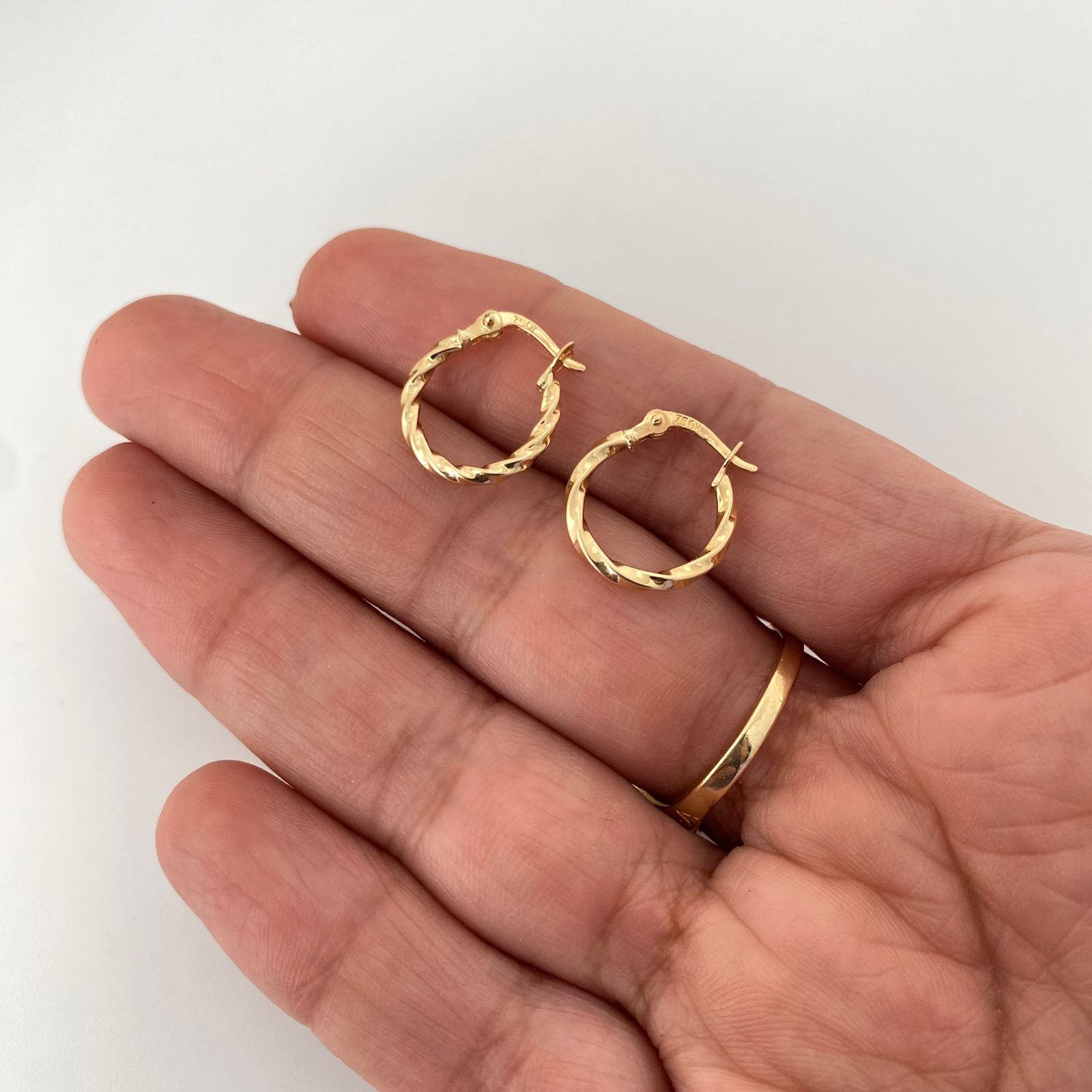 Candonga entorchada delgada Oro amarillo 18k 0,80 Gr / 1,5 Cm