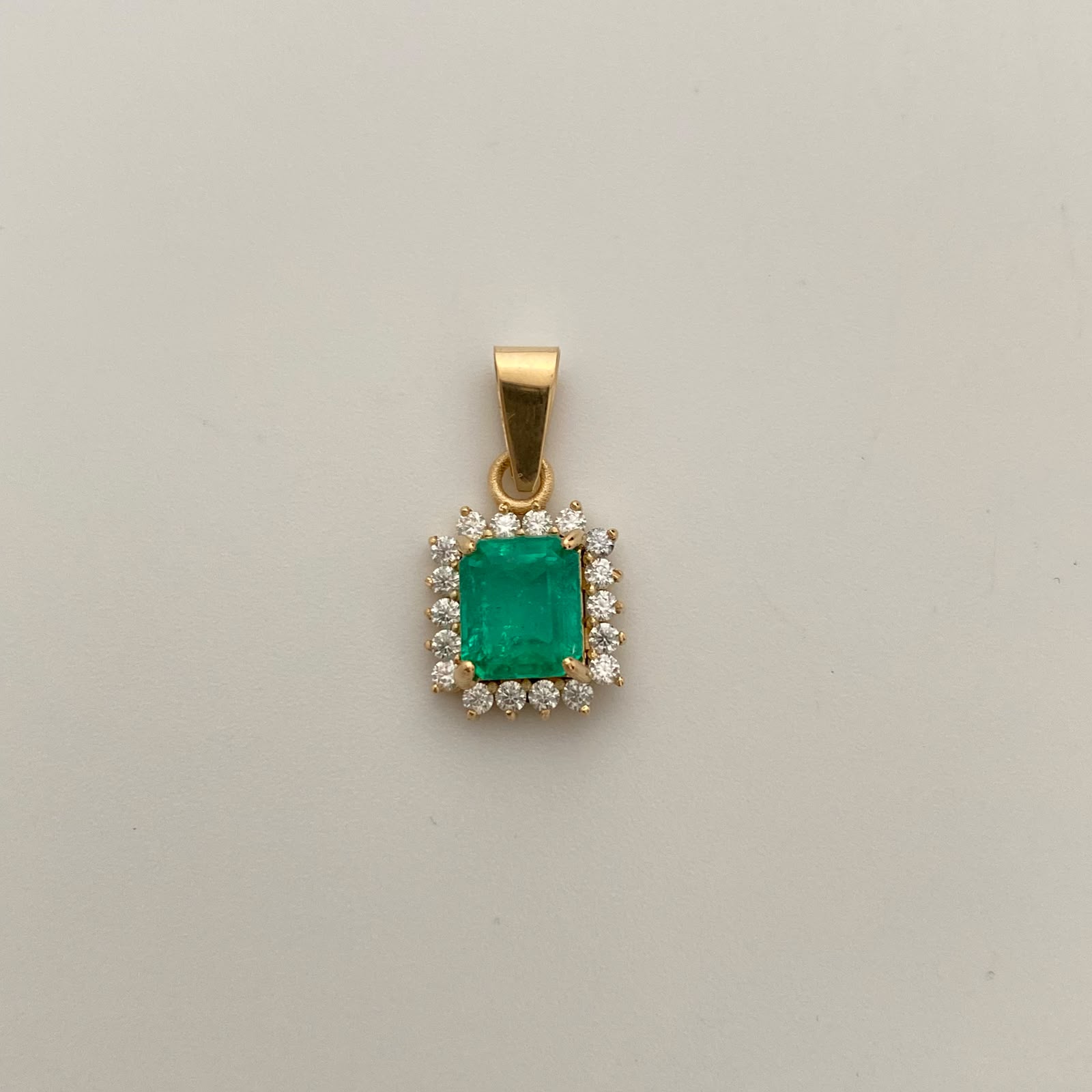 Dije Cuadrado 2.03 puntos de esmeralda y 0.18 puntos de Moisanitas Oro amarillo 18k 2,35 Gr / 11,4 mm / 2 Cm