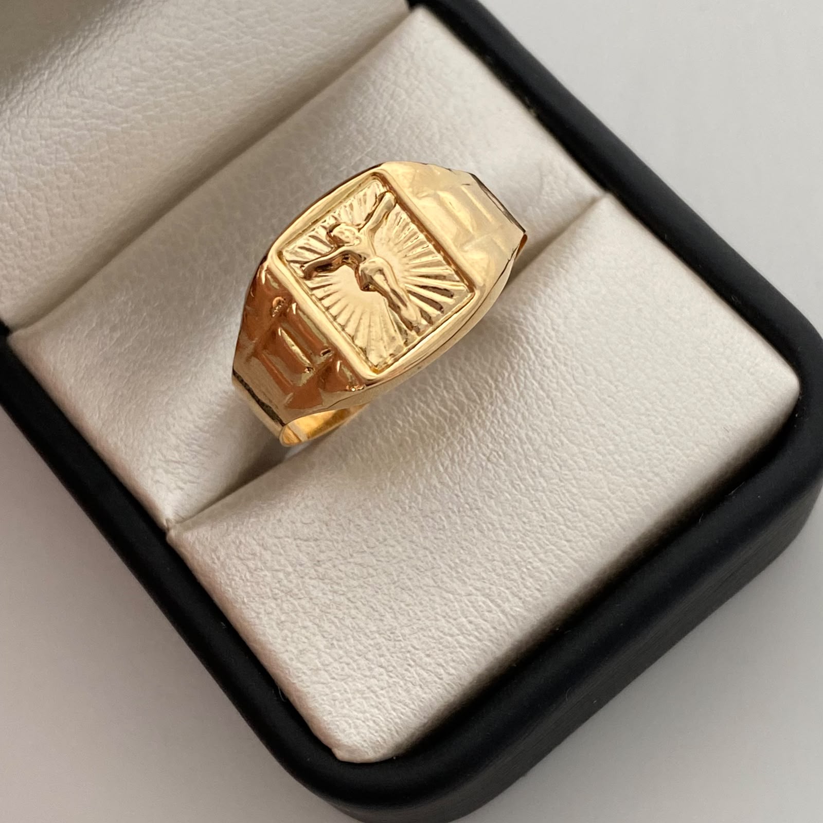 Anillo Troquel Cristo Diamantado Oro amarillo 18k / Talla 11 3/4 / 2,85 Gr / 4,8 mm